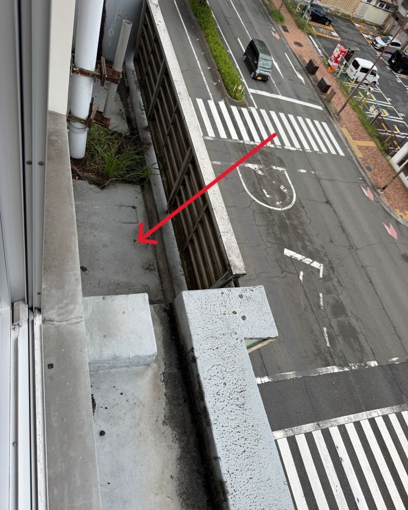 建物正面側5階の狭いサービスバルコニー