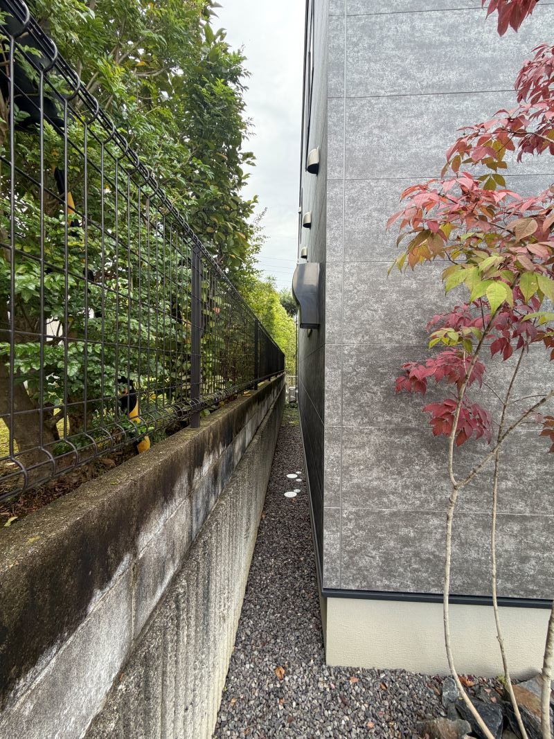 大津市仰木の里の戸建て住宅で建物とブロック塀に挟まれた狭い通路