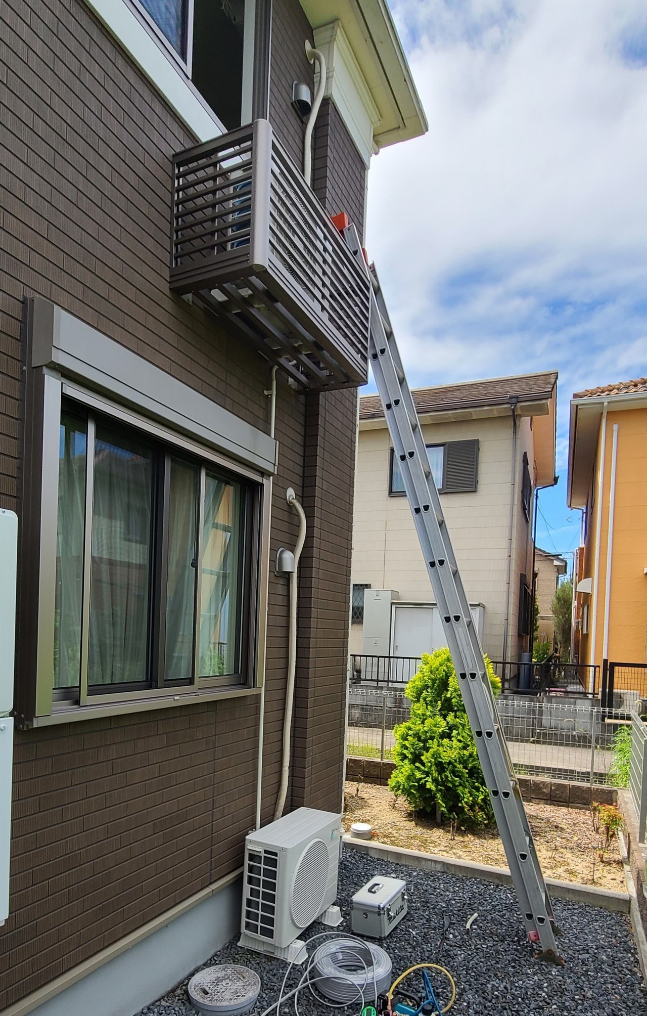 守山市｜カゴの高所作業エアコン取り付け