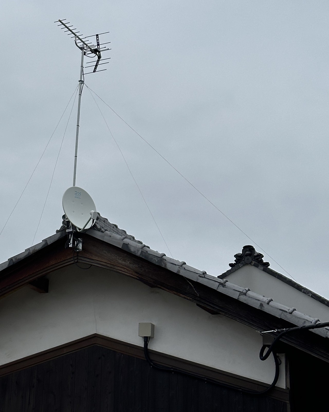 和風住宅の離れにアンテナ一式取り付け