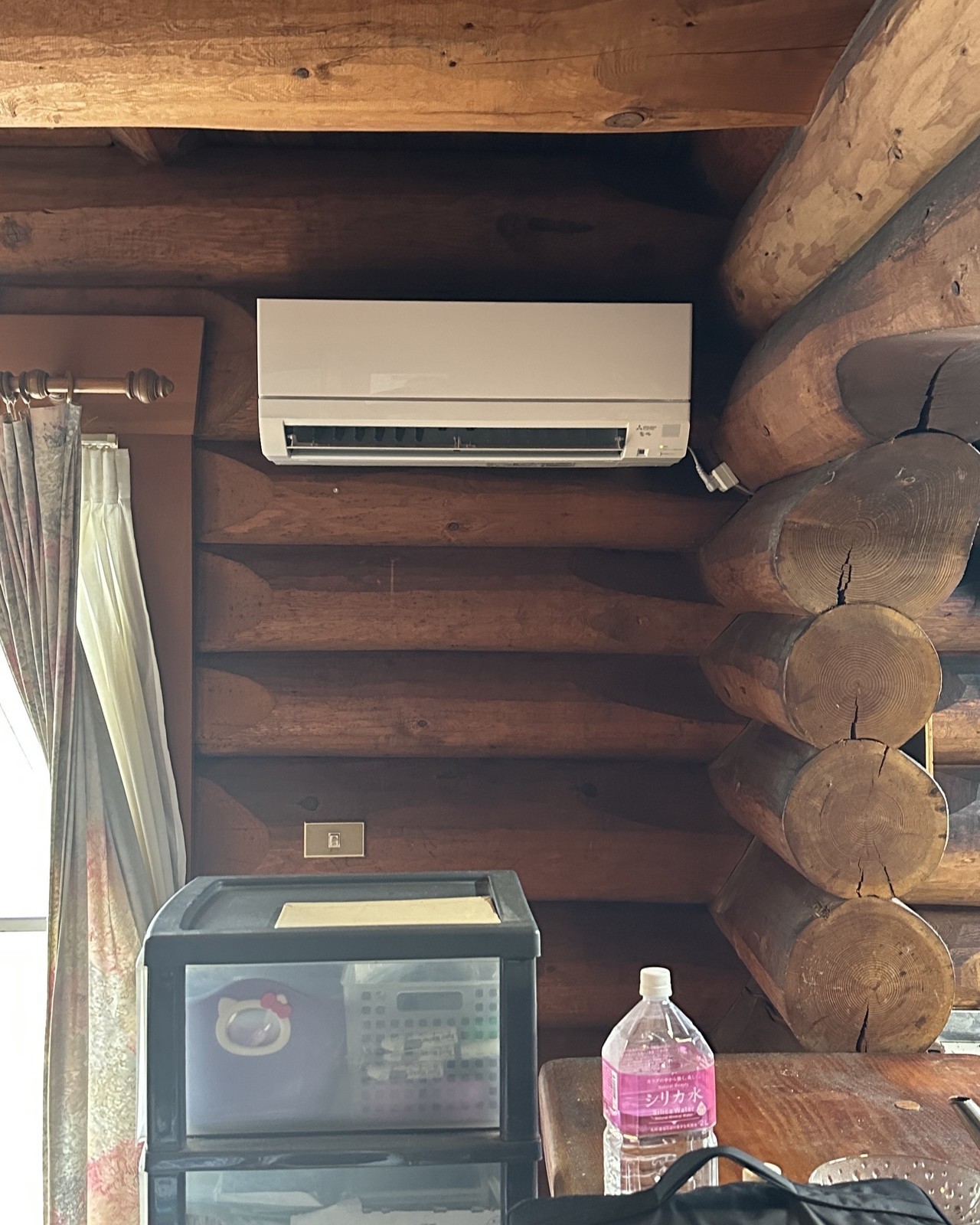 ログハウスのエアコン取り付け