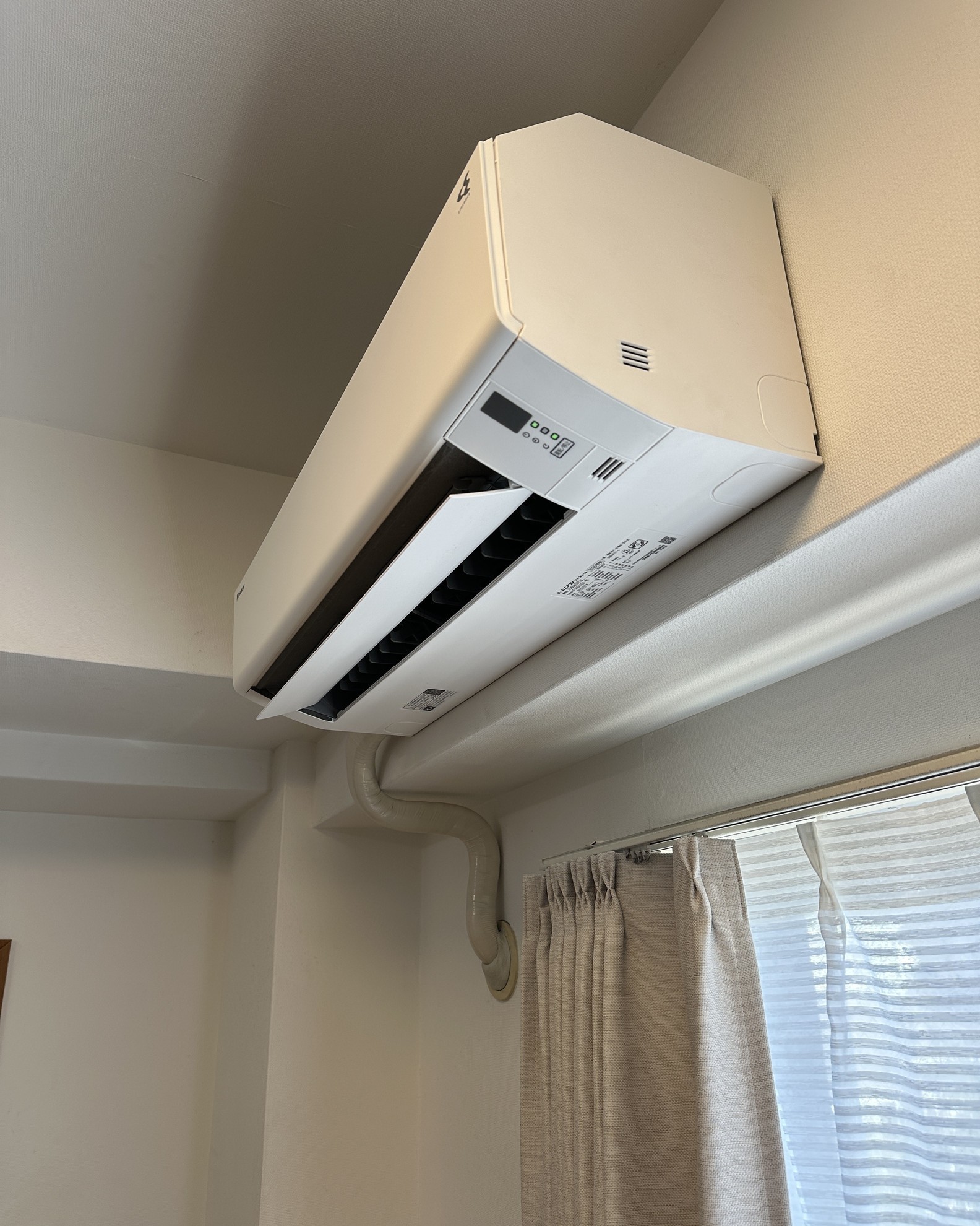 エアコン入れ替えの配管のテープ巻きのレイアウト変更