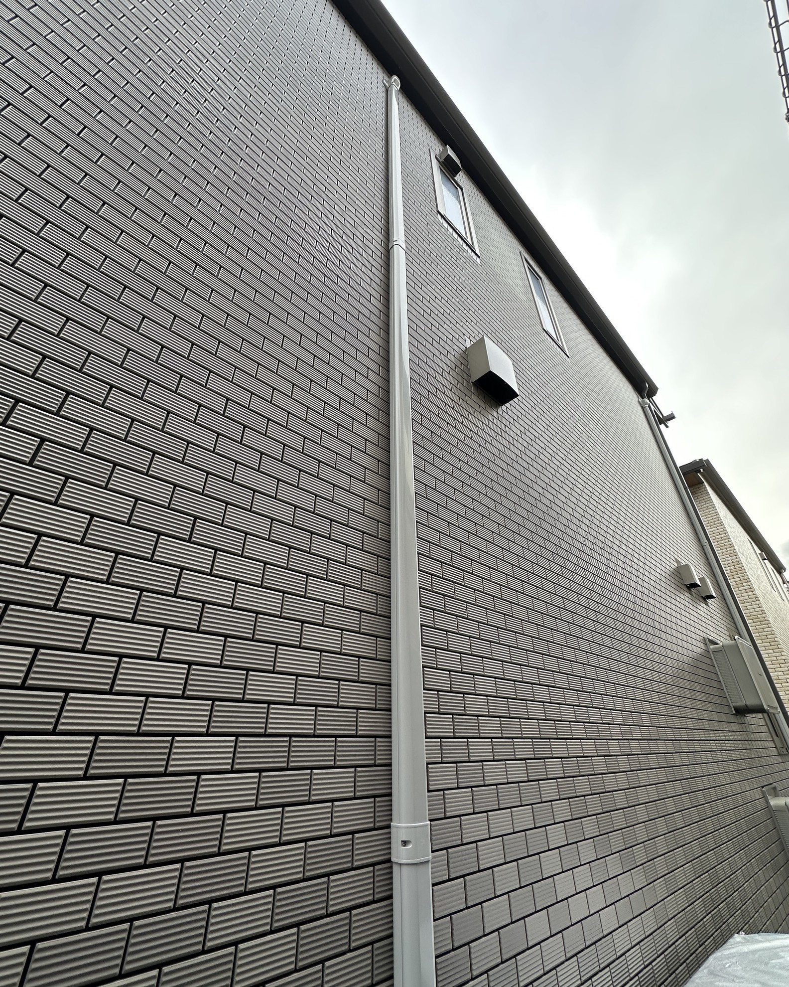 【草津市】マンションからエアコン2台引っ越し｜他社が断ったパナホーム外壁タイルの屋外化粧カバーの取り付け