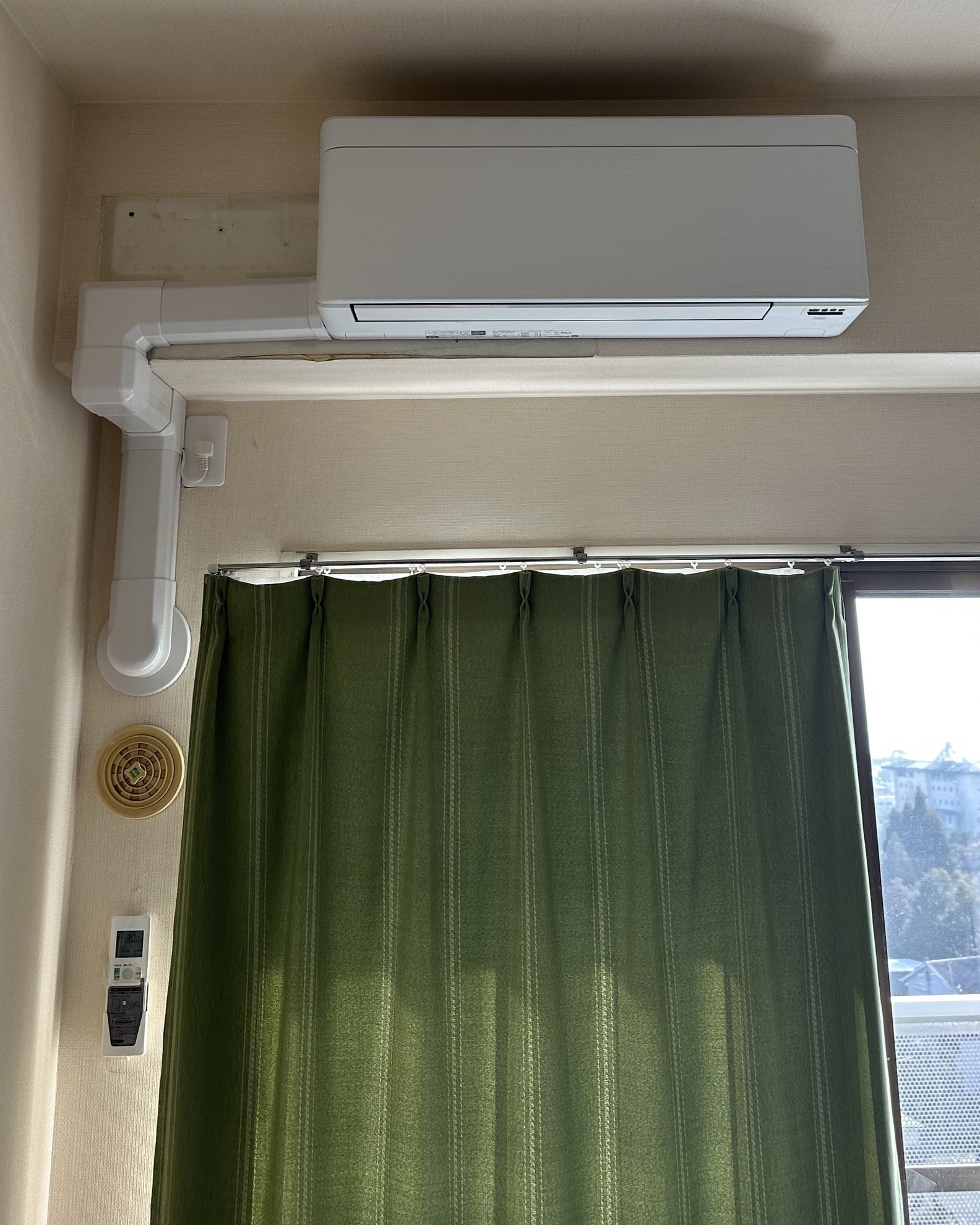 リゾートホテルのリソラ追加｜難所の屋内化粧カバー取り付け