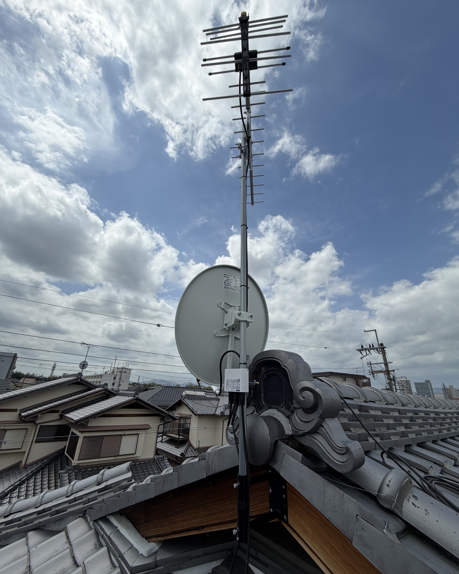 【草津市】地デジ・BSアンテナ工事｜混合ブースター設置（和風建築に対応）