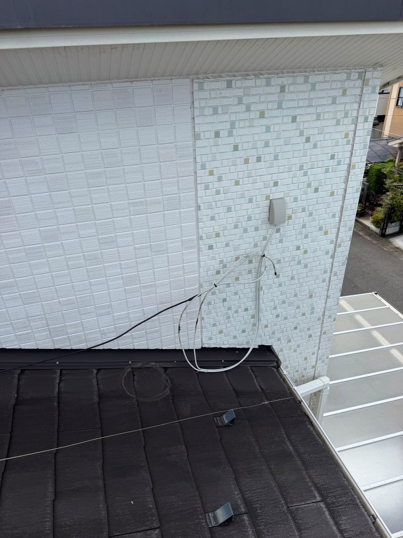 栗東市小柿の住宅で修復したアンテナ線の引き込み部分