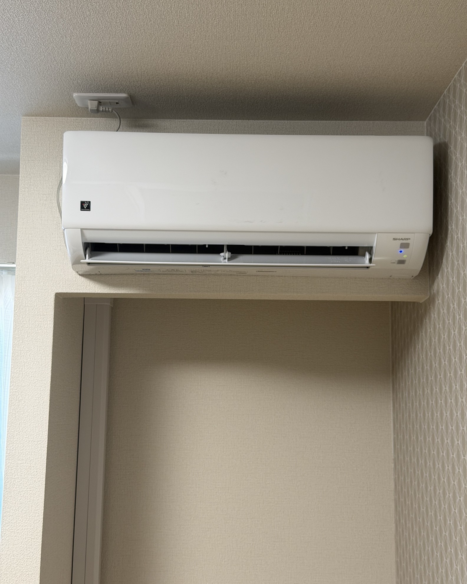 【守山市】中古エアコン取り付け工事｜難所屋内化粧カバー再利用対応