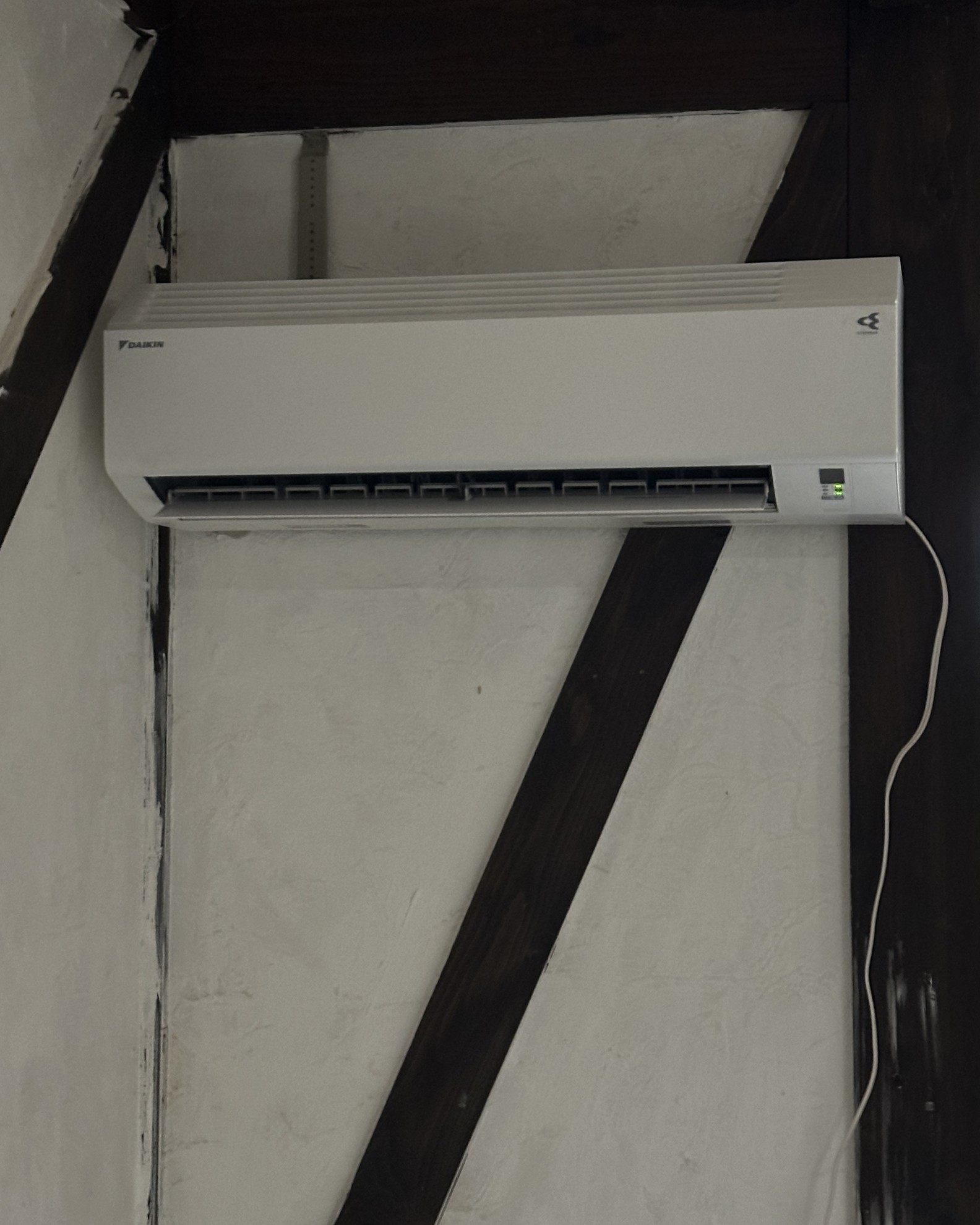 3階建てのログハウスエアコン取り付け|家電量販店が断った