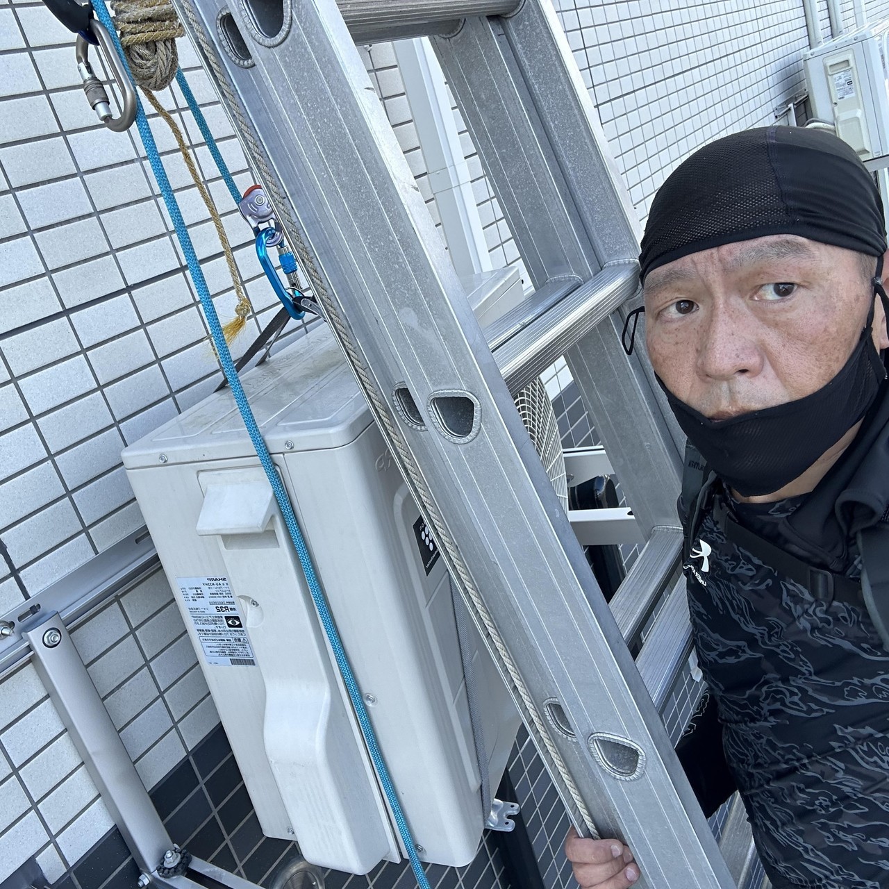 ロープアクセス工法でエアコン外し