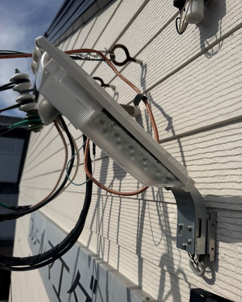 蛍光灯器具から交換したLED階段灯の取り付け状態