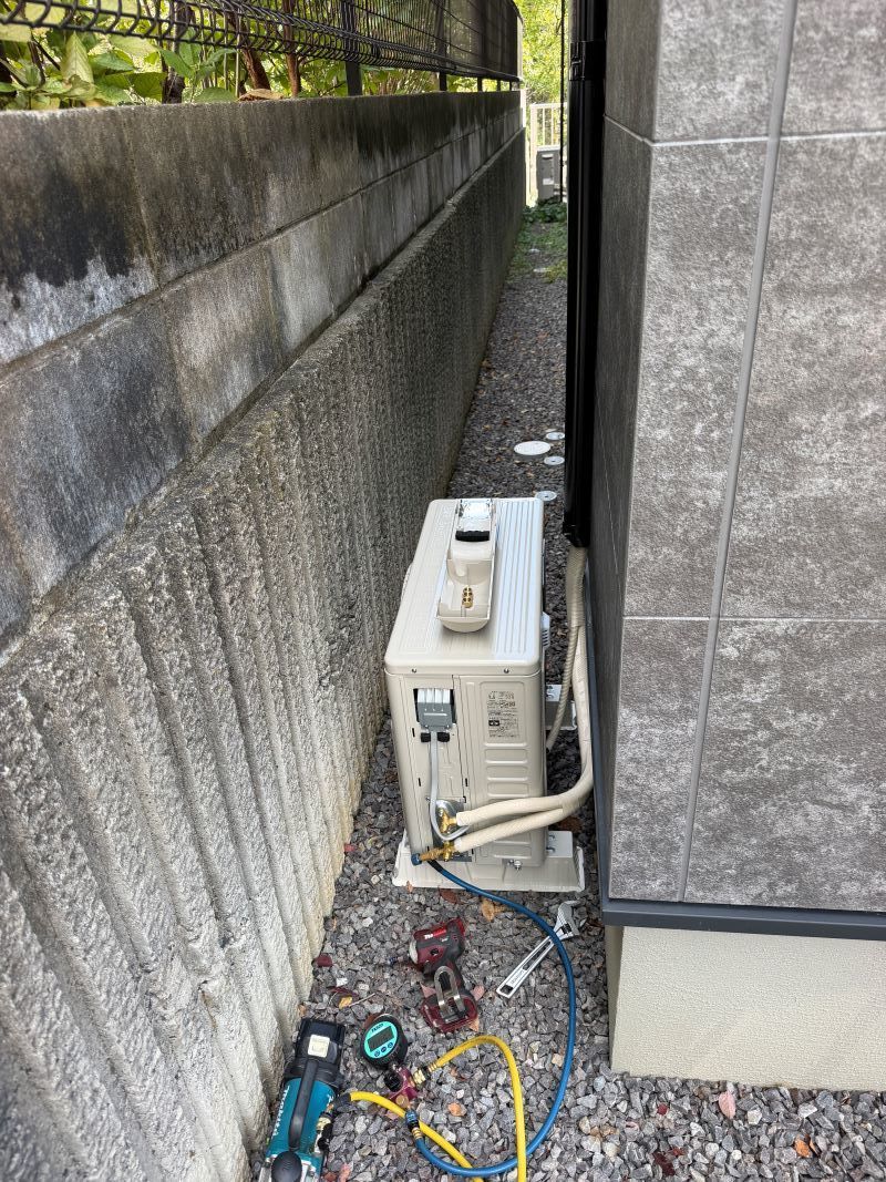大津市仰木の里の幅約50cmの狭小通路に地面置きしたエアコン室外機