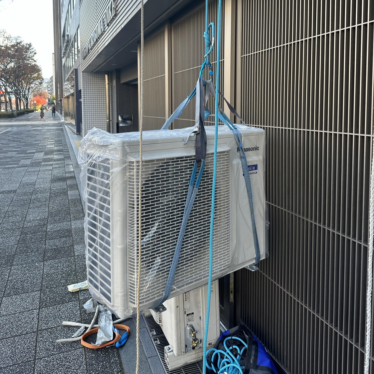 ロープアクセス工法で室外機吊り上げ