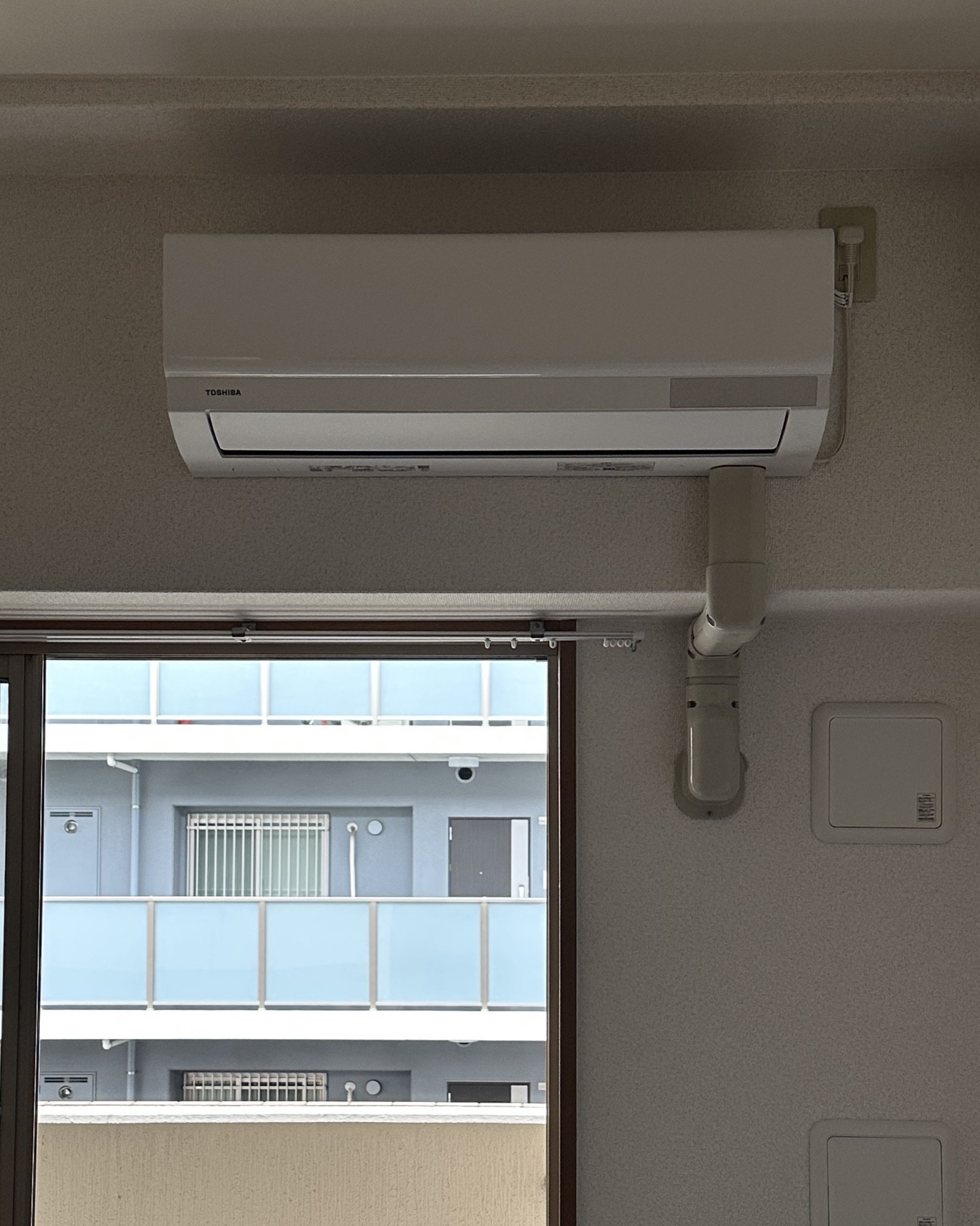 部屋のクリーニングのエアコン取り付け｜屋内化粧カバー再利用