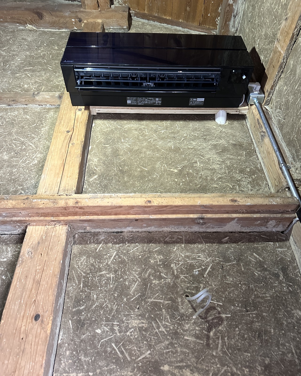 大津市｜古民家難所の屋内高所作業のエアコン取り付け