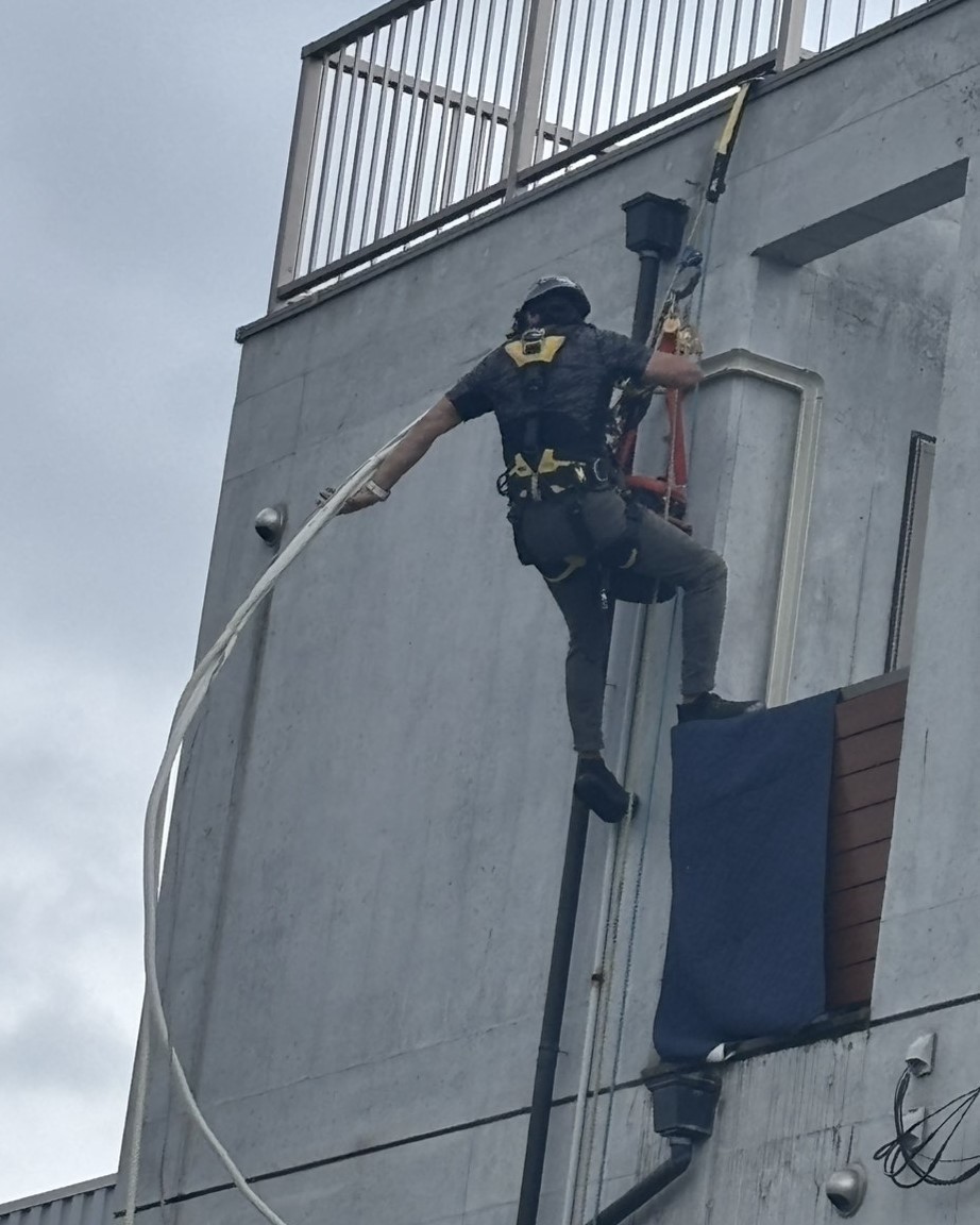 ロープアクセスで3階のエアコン入れ替え