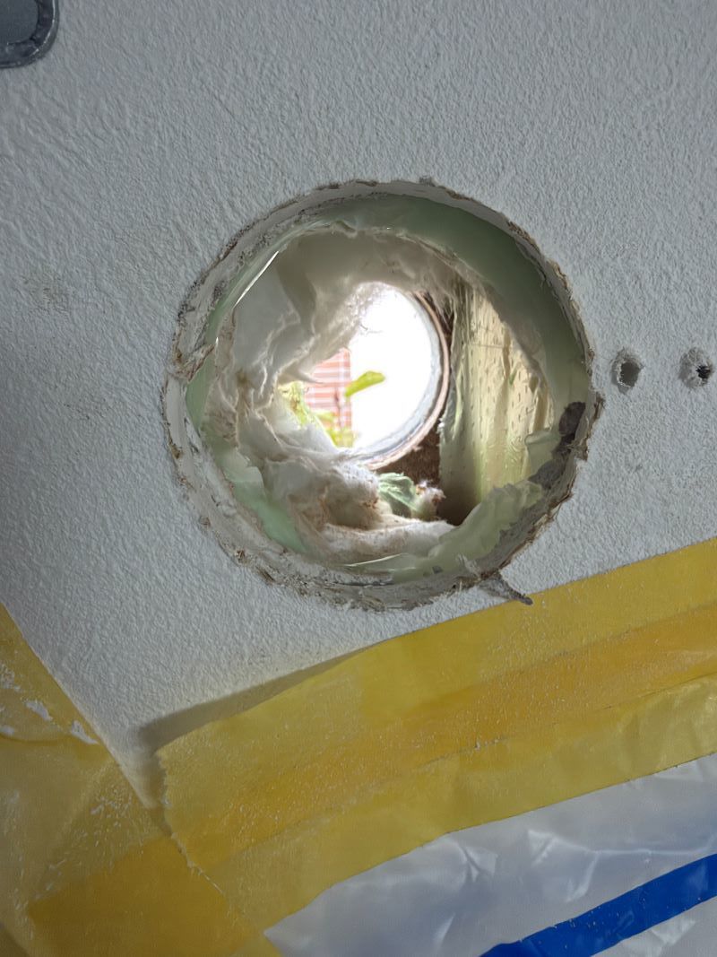 大津市の戸建て住宅2階にあるエアコン配管用の壁面開口部