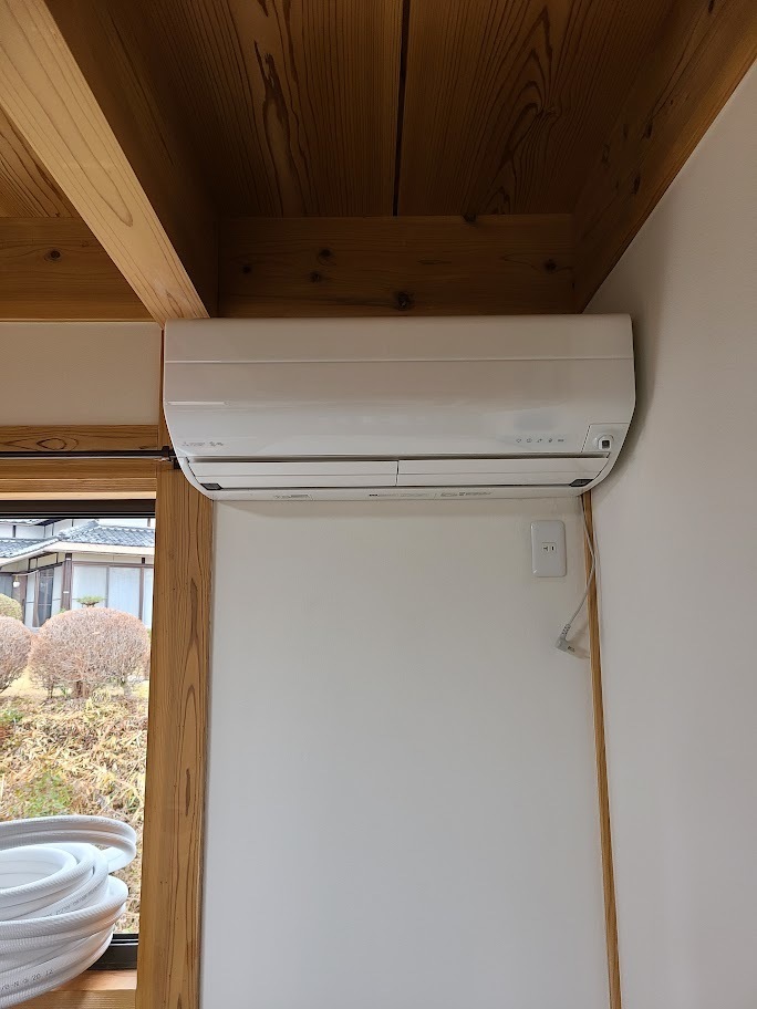 大津市｜狭い場所のエアコン取り付け