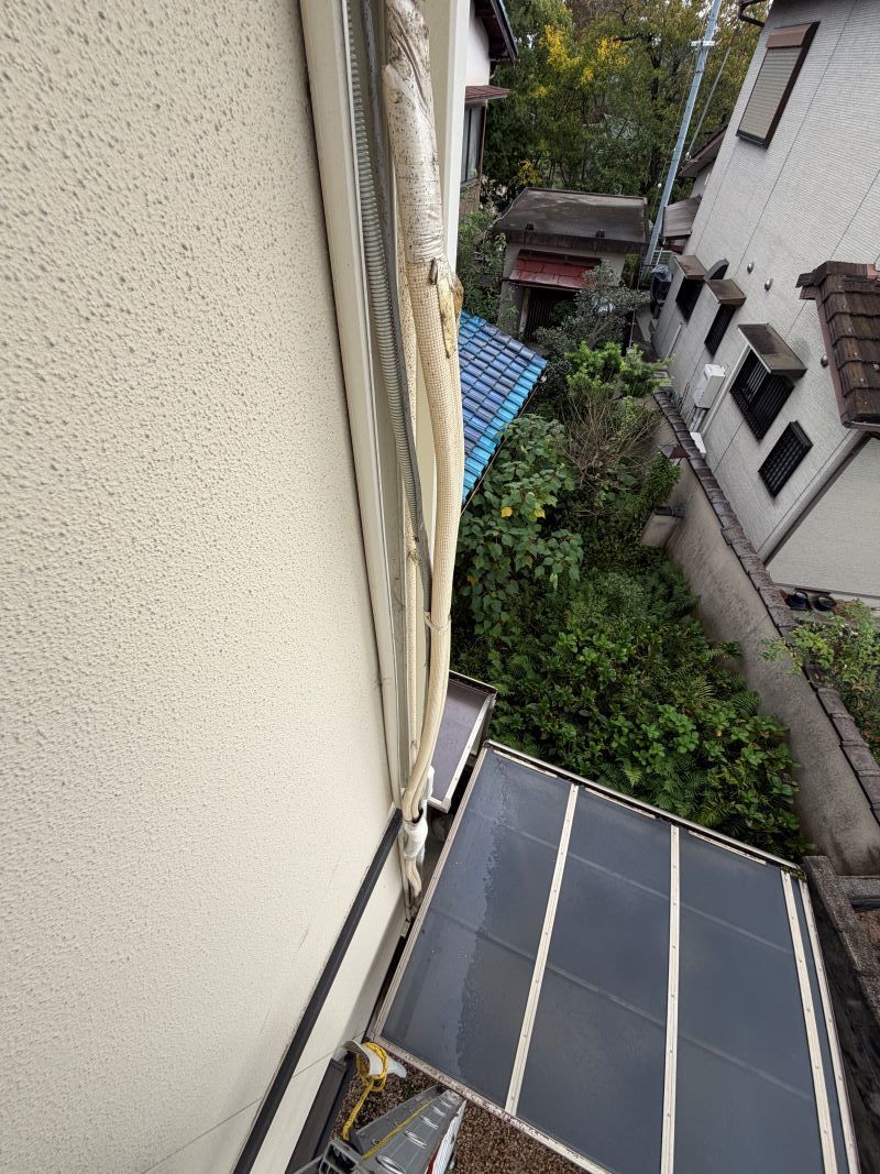 カーポート屋根の上を通る既存の屋外配管化粧カバー