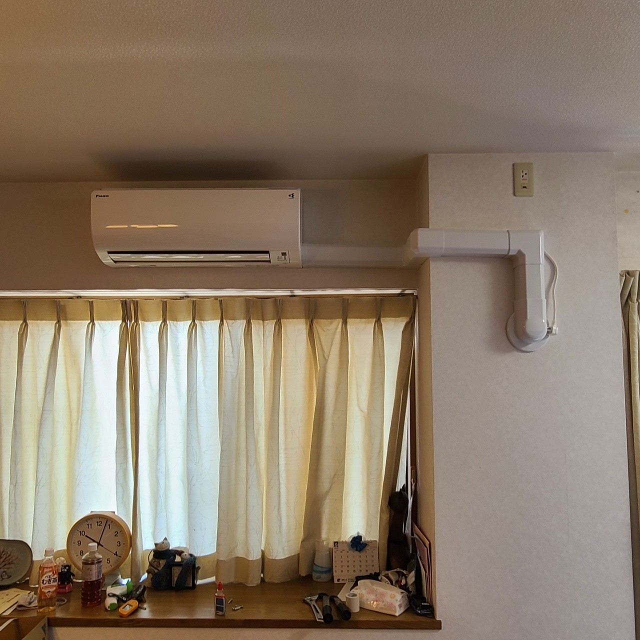 栗東市｜天井の屋外化粧カバー再利用エアコン入れ替え