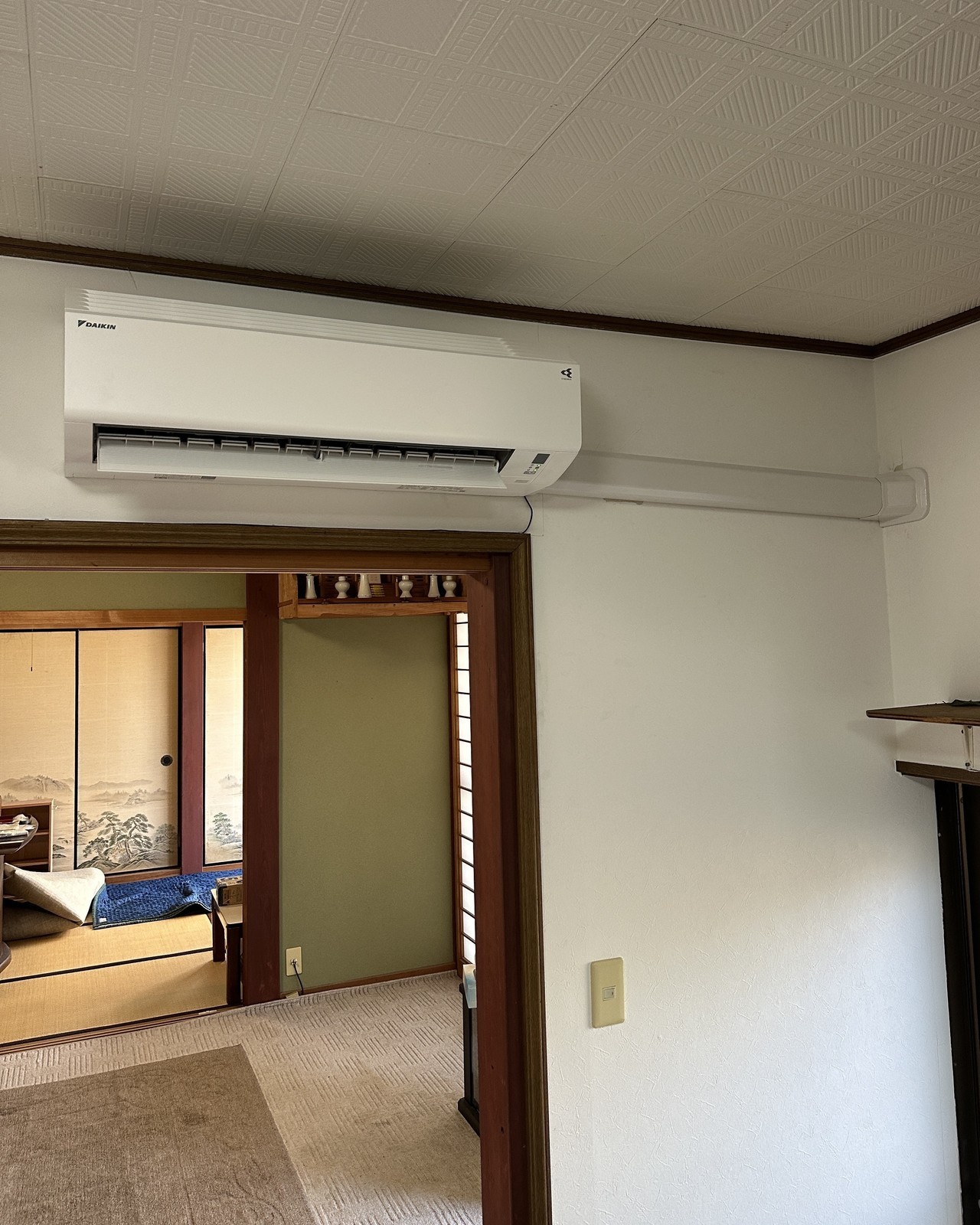 大津市｜日本家屋の台所の屋内化粧カバーのエアコン取り付け