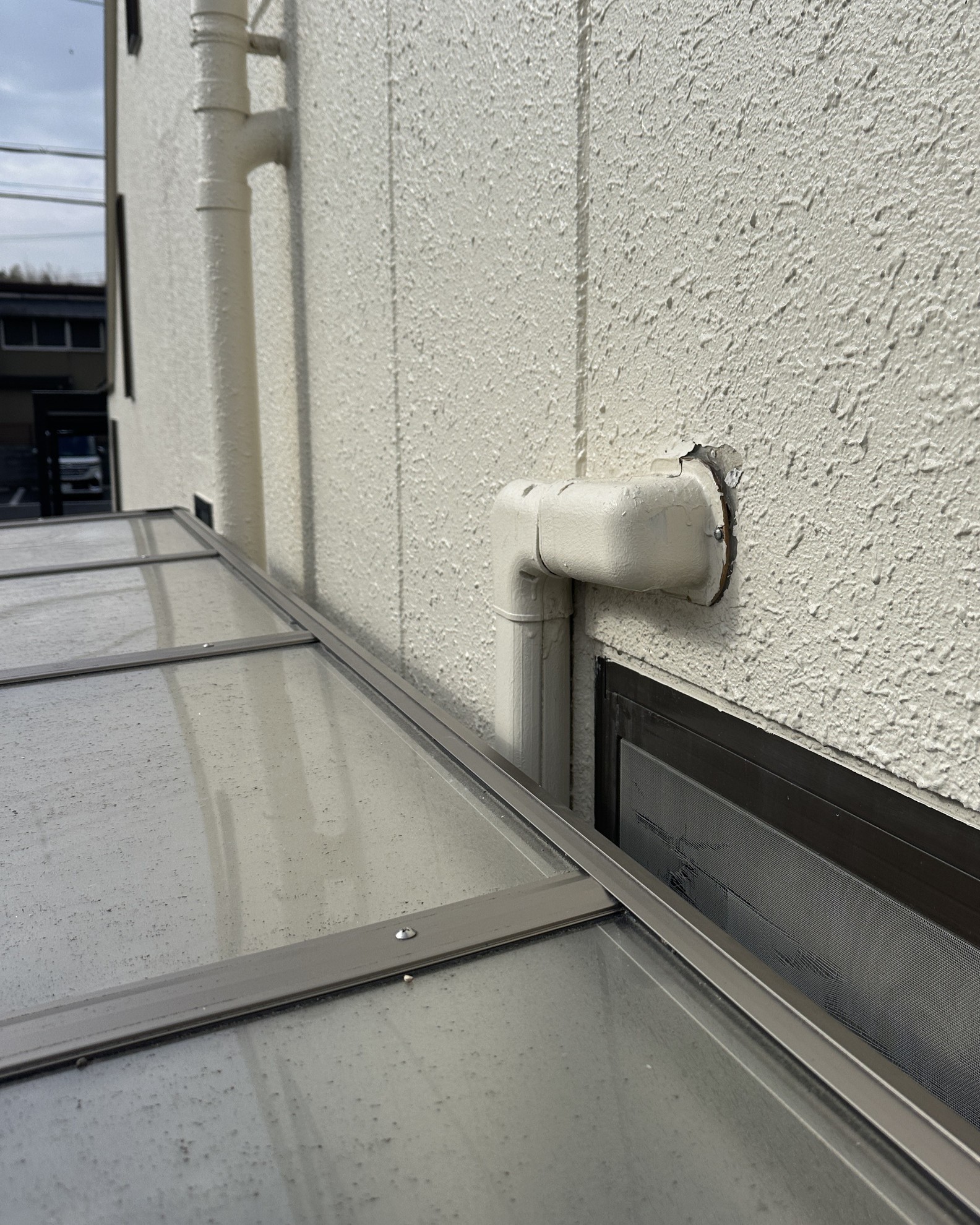 【草津市】事業所のエアコン入れ替え工事｜カーポート有・難所施工