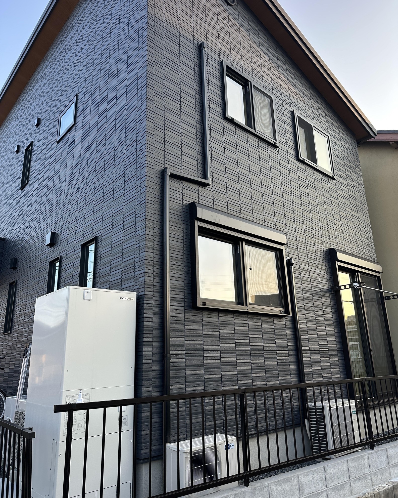 アイ工務店の難所の高所作業｜狭い通路をロープアクセス