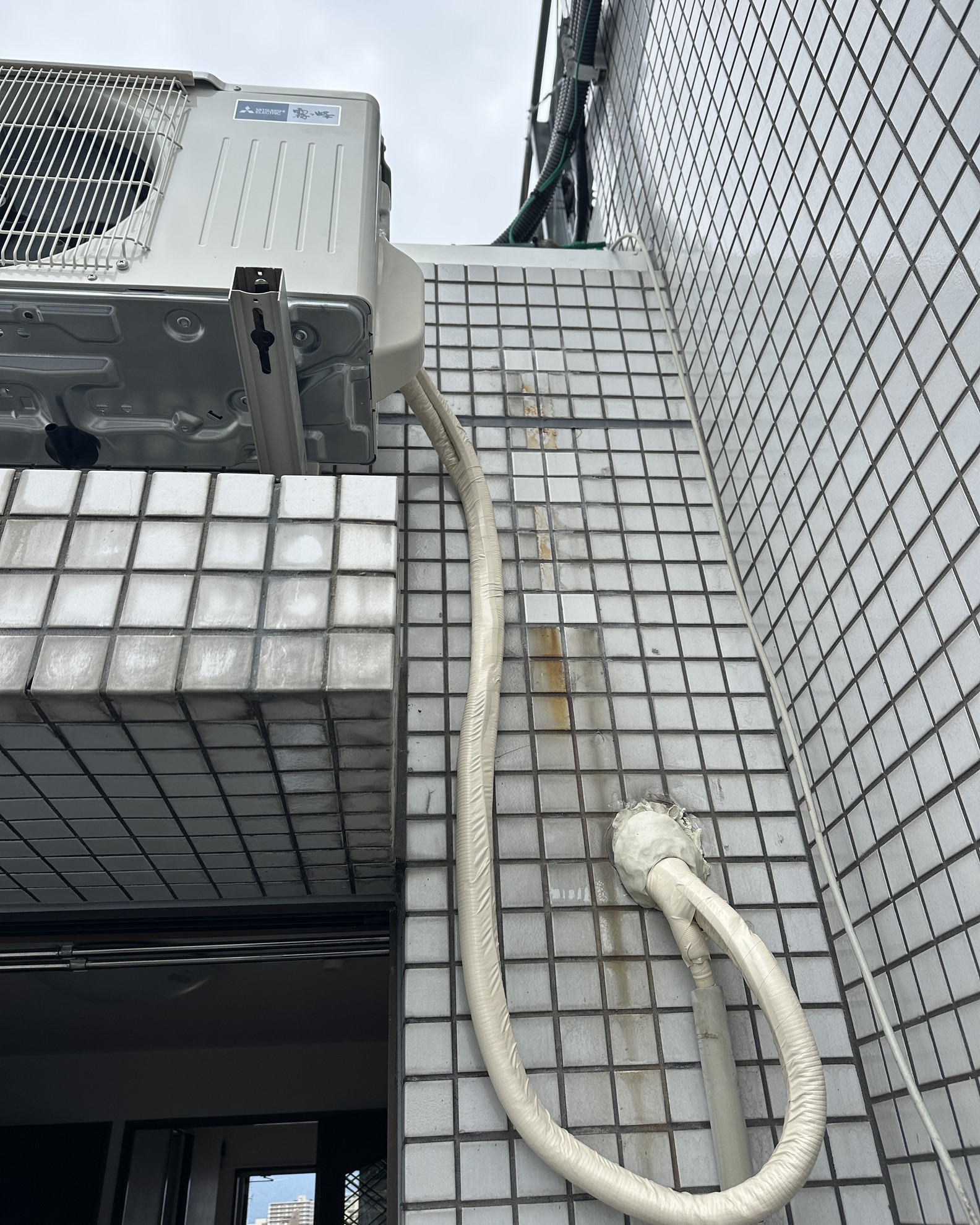 壁面架台の難所のエアコン取り付け|ロープアクセス工法でで室外機荷揚げ
