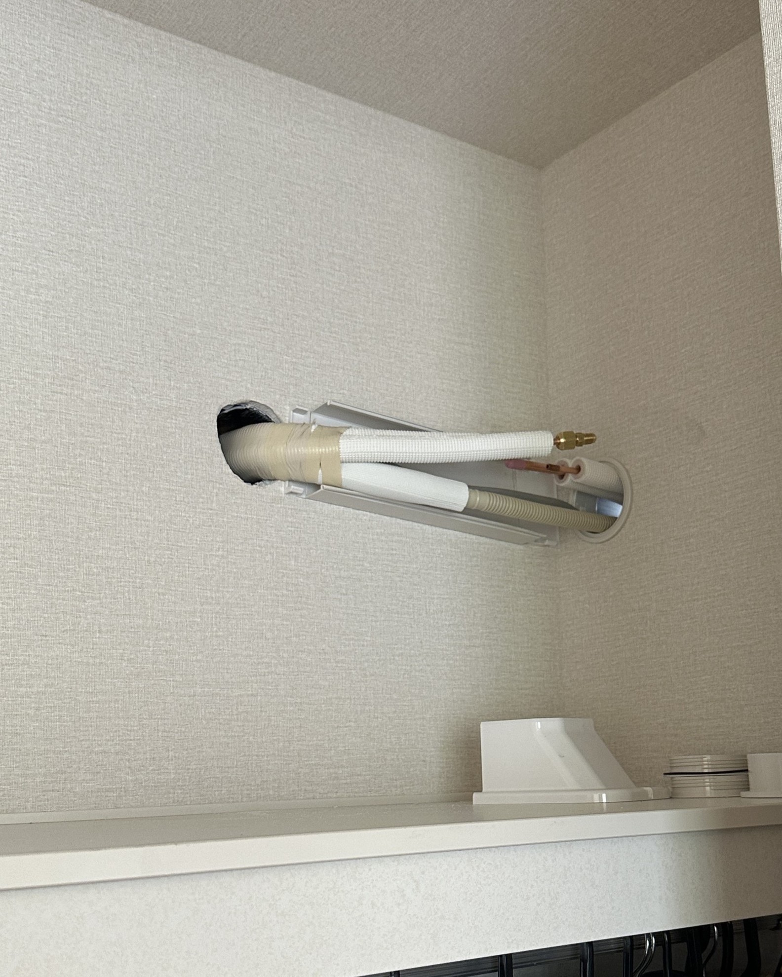 エアコンの屋内化粧カバー取り付け