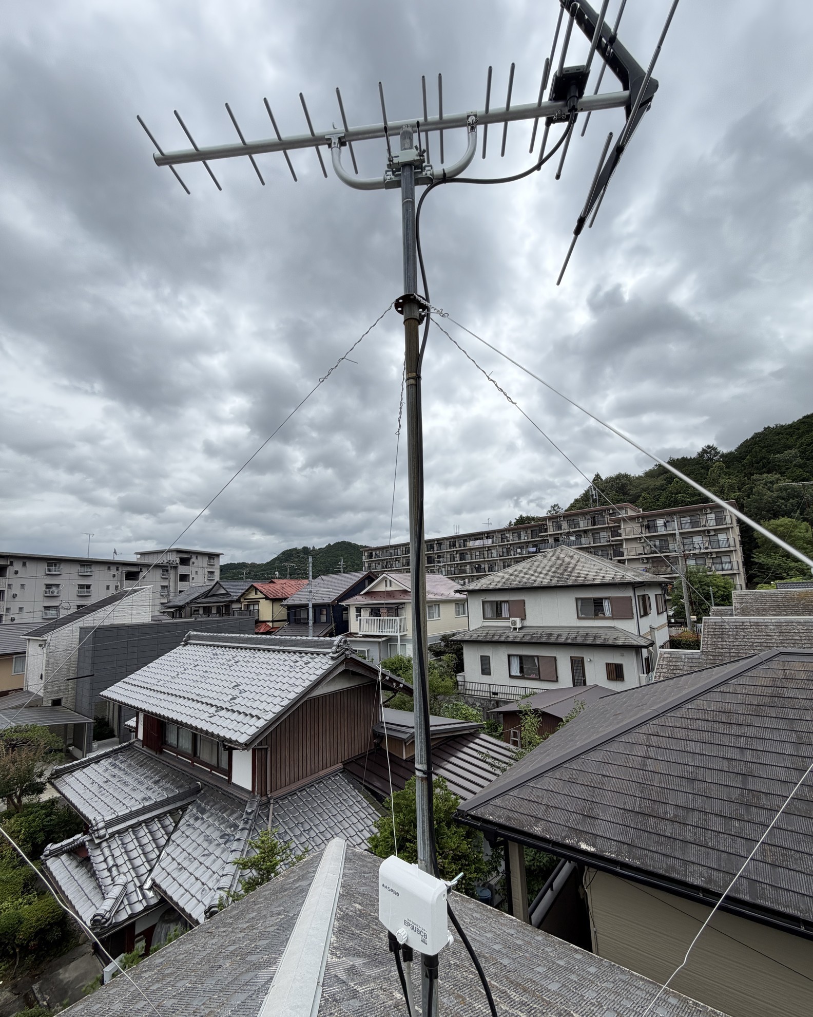 【大津市】強風後に地デジが映らない｜アンテナとブースター交換工事