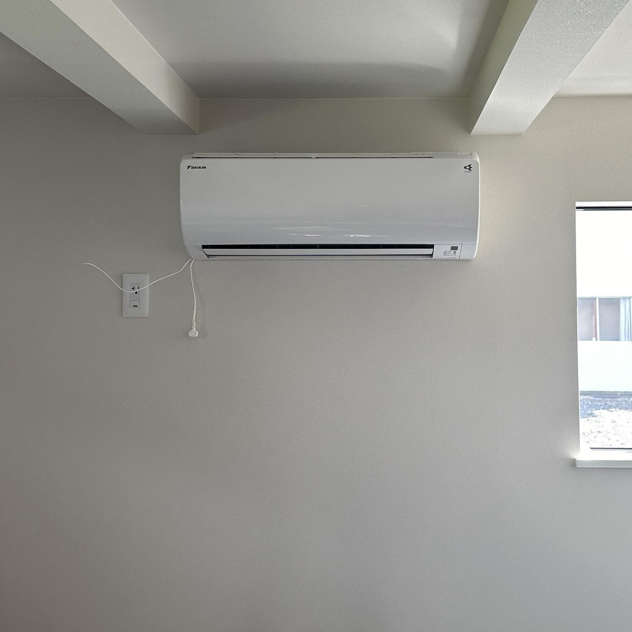 大津市｜見せ梁のエアコン取り付け