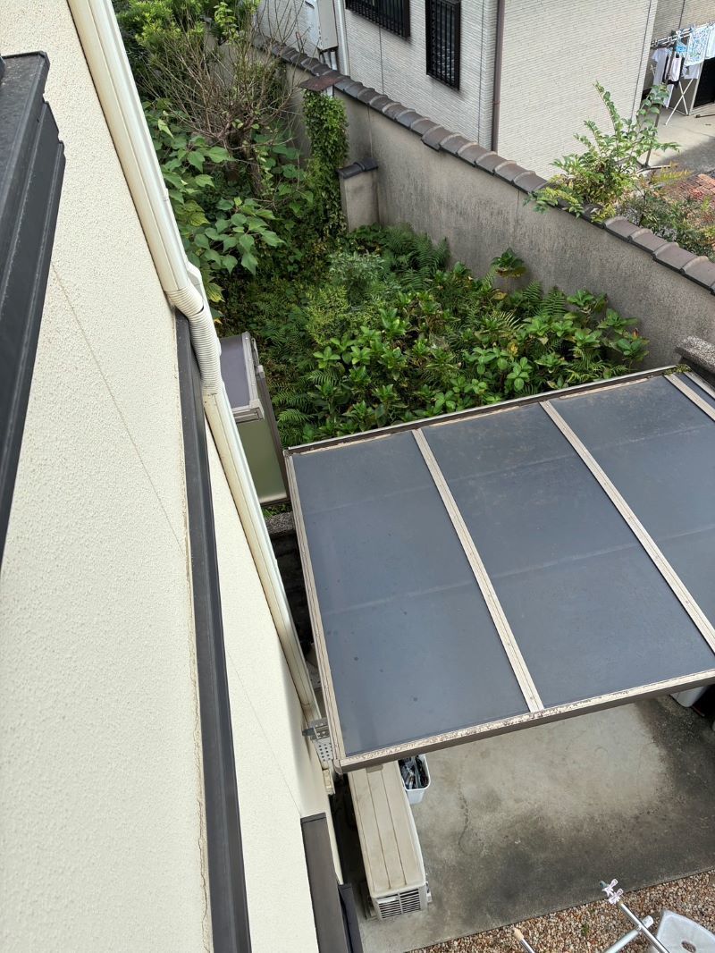 上階から見たカーポート屋根と外壁の位置関係