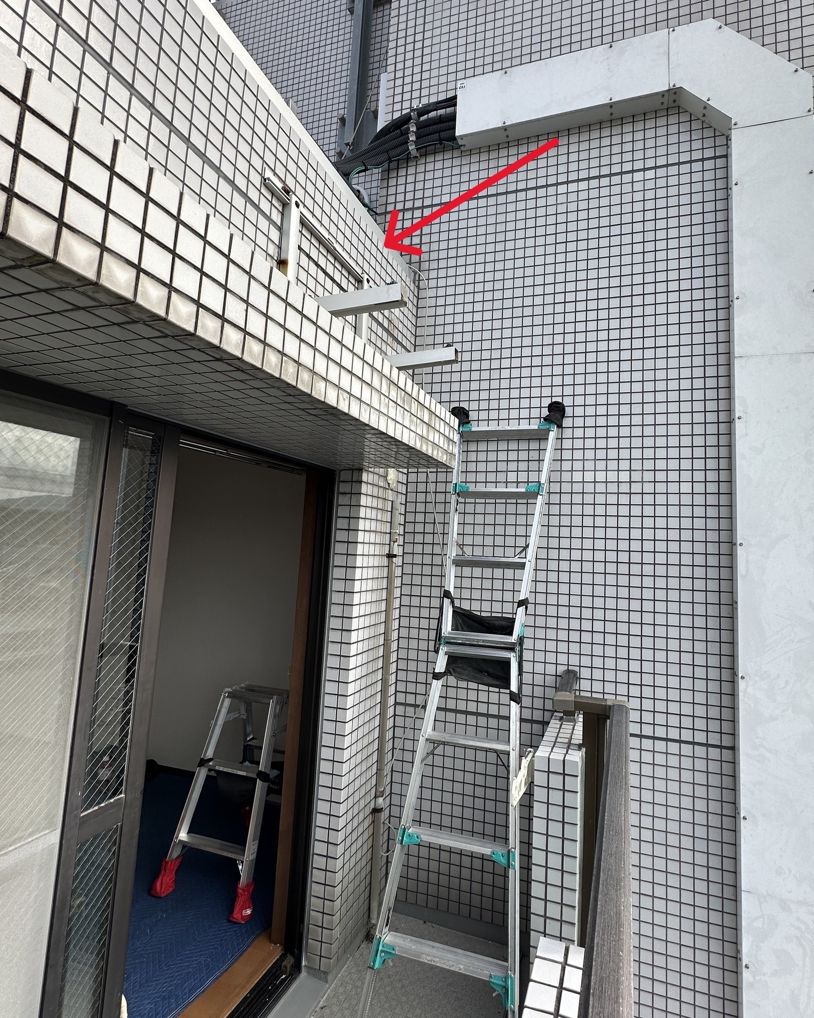 壁面架台の難所のエアコン取り付け|ロープアクセス工法でで室外機荷揚げ
