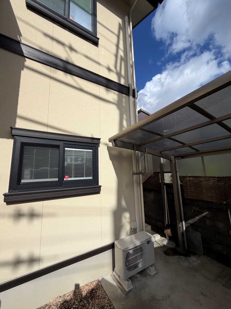 大津市でカーポート屋根を撤去せずエアコン交換を完了した外観