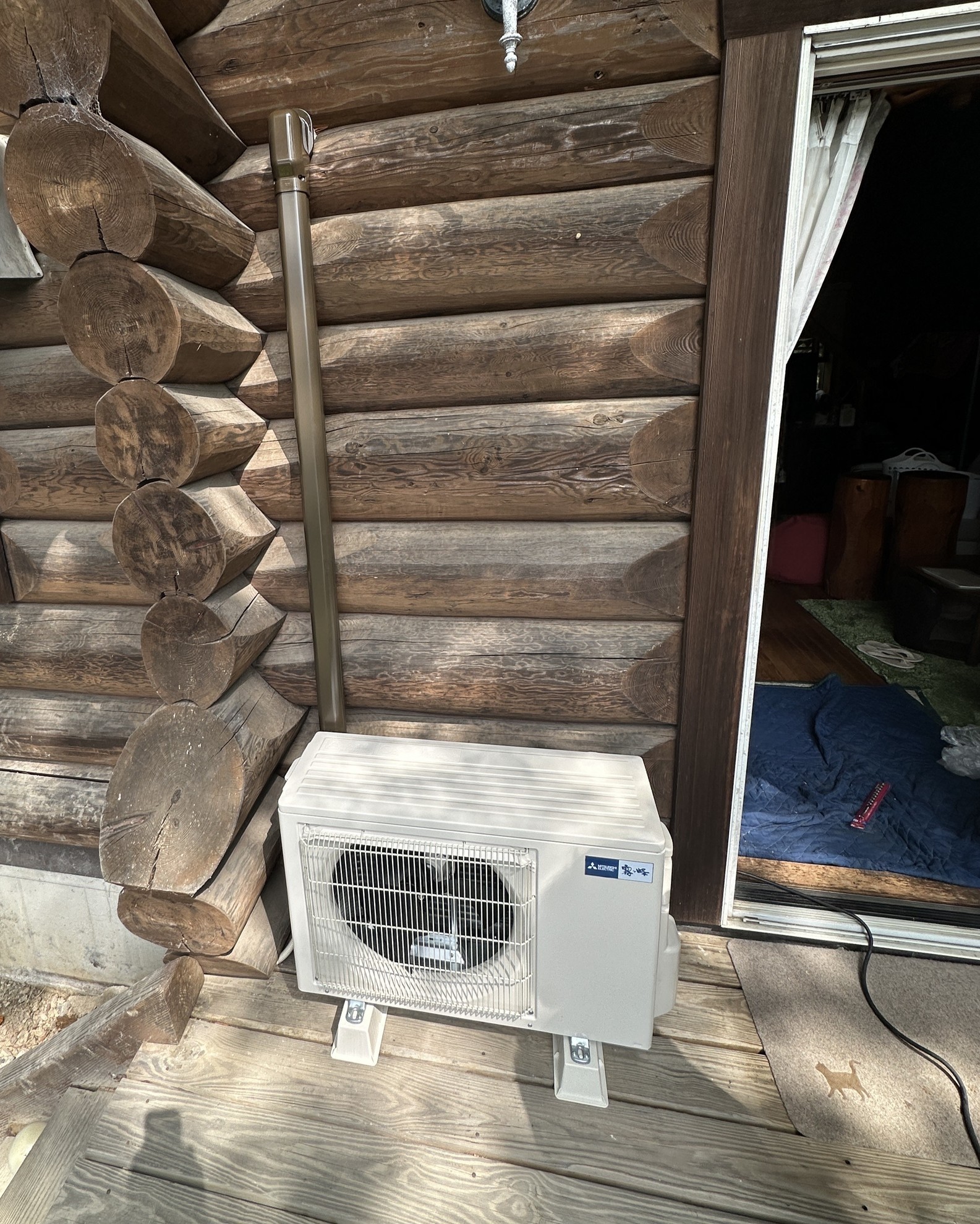ログハウスのエアコンの屋外化粧カバー