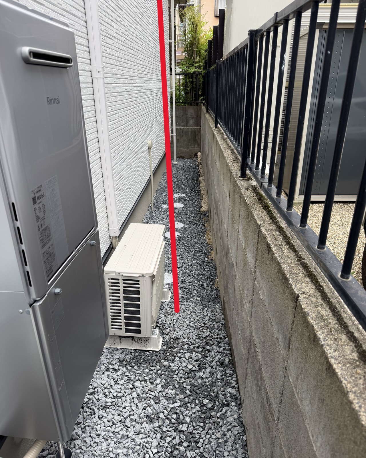 ロープアクセスで屋外化粧カバー取り付け