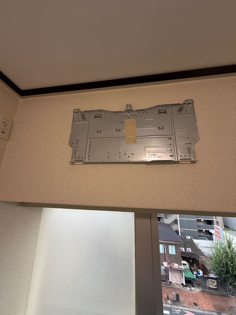 既設の公団ボルトへ固定したエアコン据付板