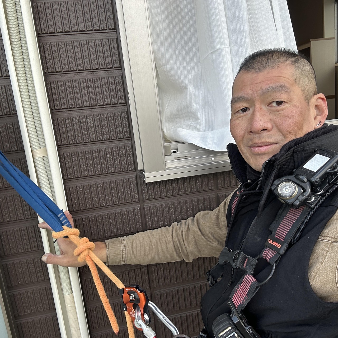 ロープアクセス工法でアパート3階のエアコン取り付け