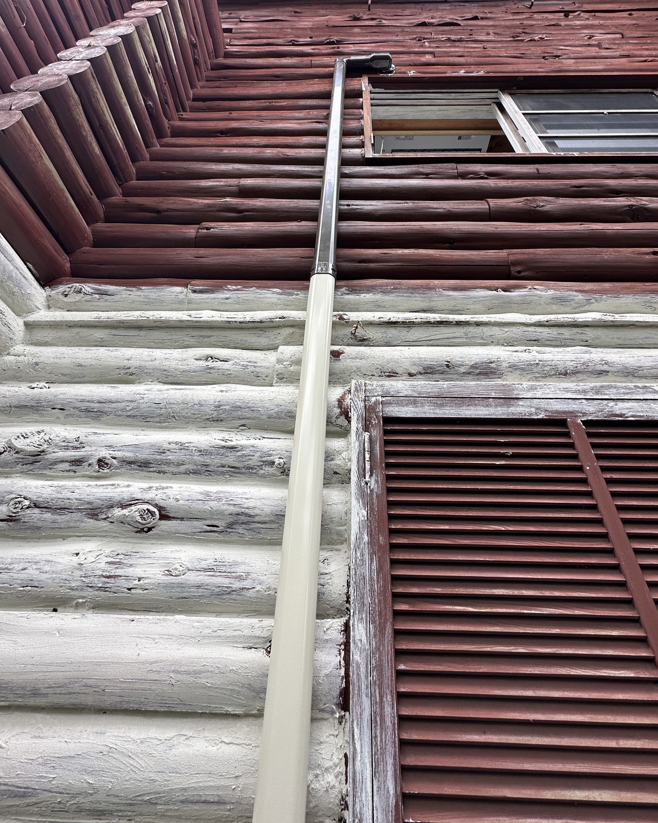 ログハウスのエアコン取り付け