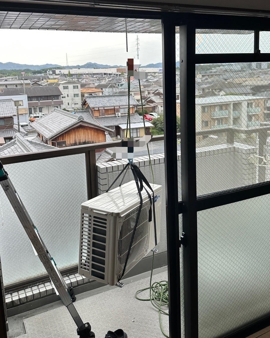 室外機の荷揚げ・ロープアクセス工法