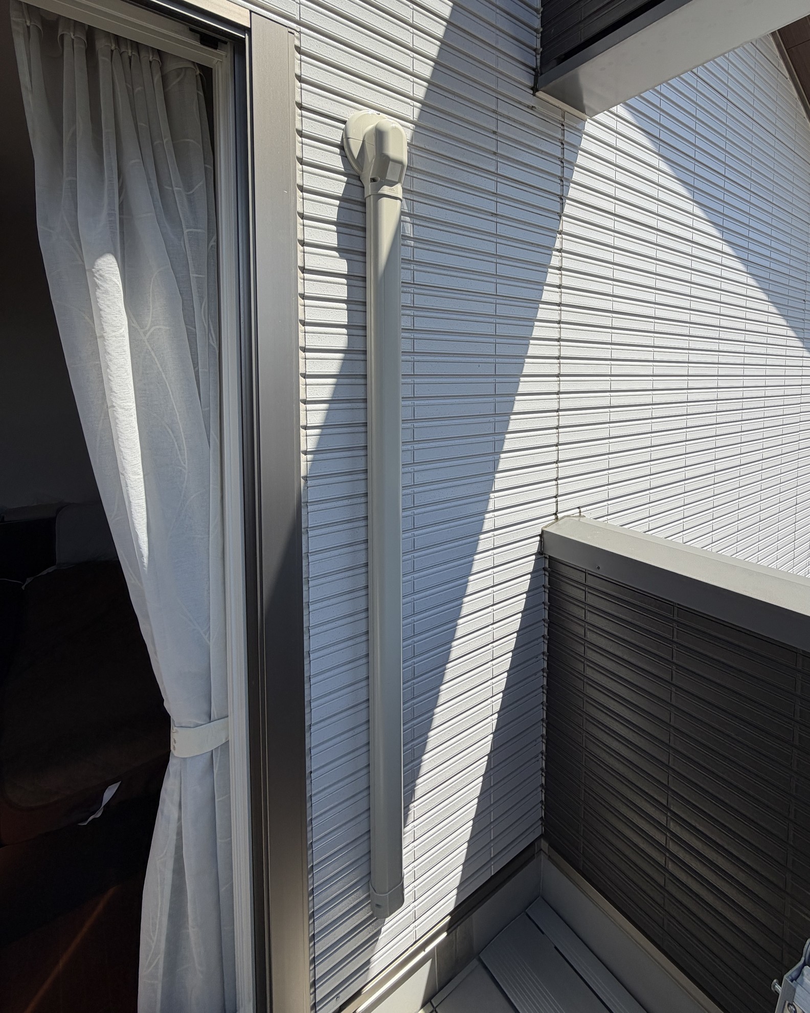 新規のベール版外壁の屋外化粧カバーの取り付け作業