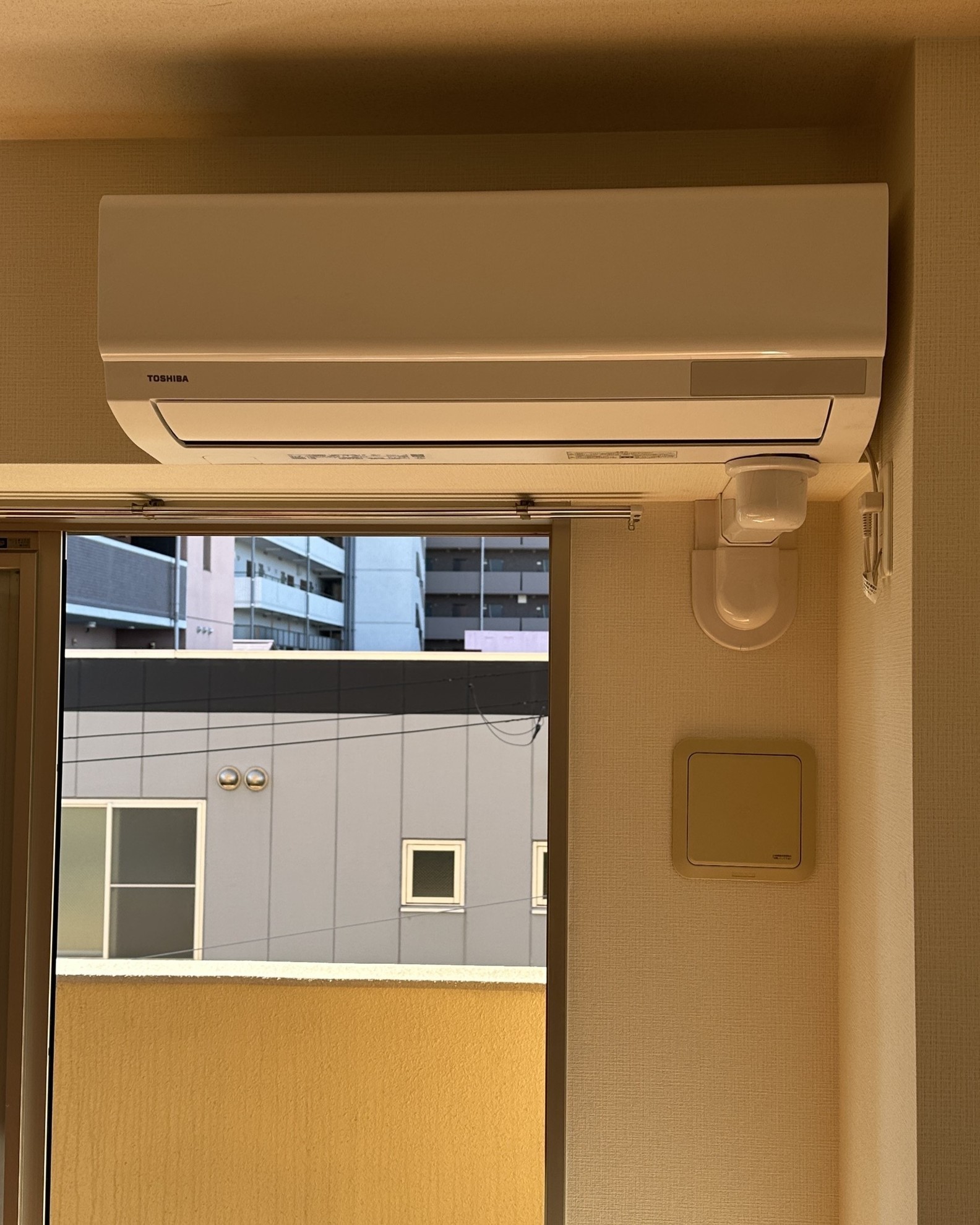 マンションののエアコン取り付けの難所の屋内化粧カバー再利用