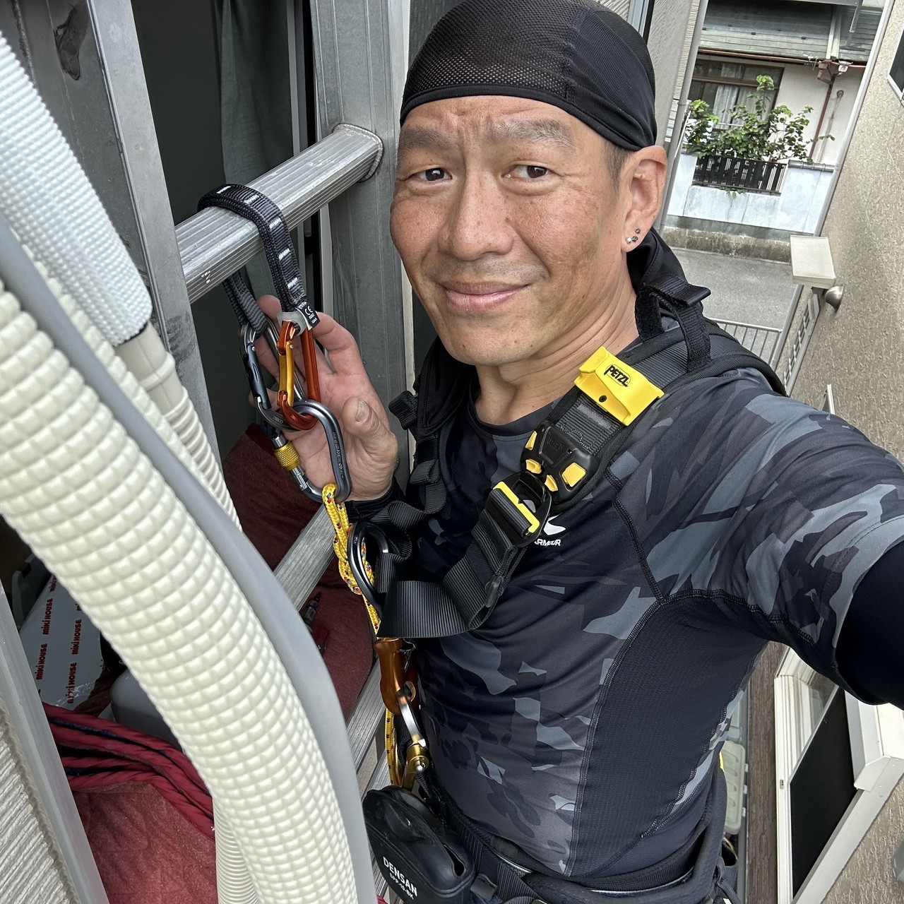 ロープアクセス工法でエアコン移設