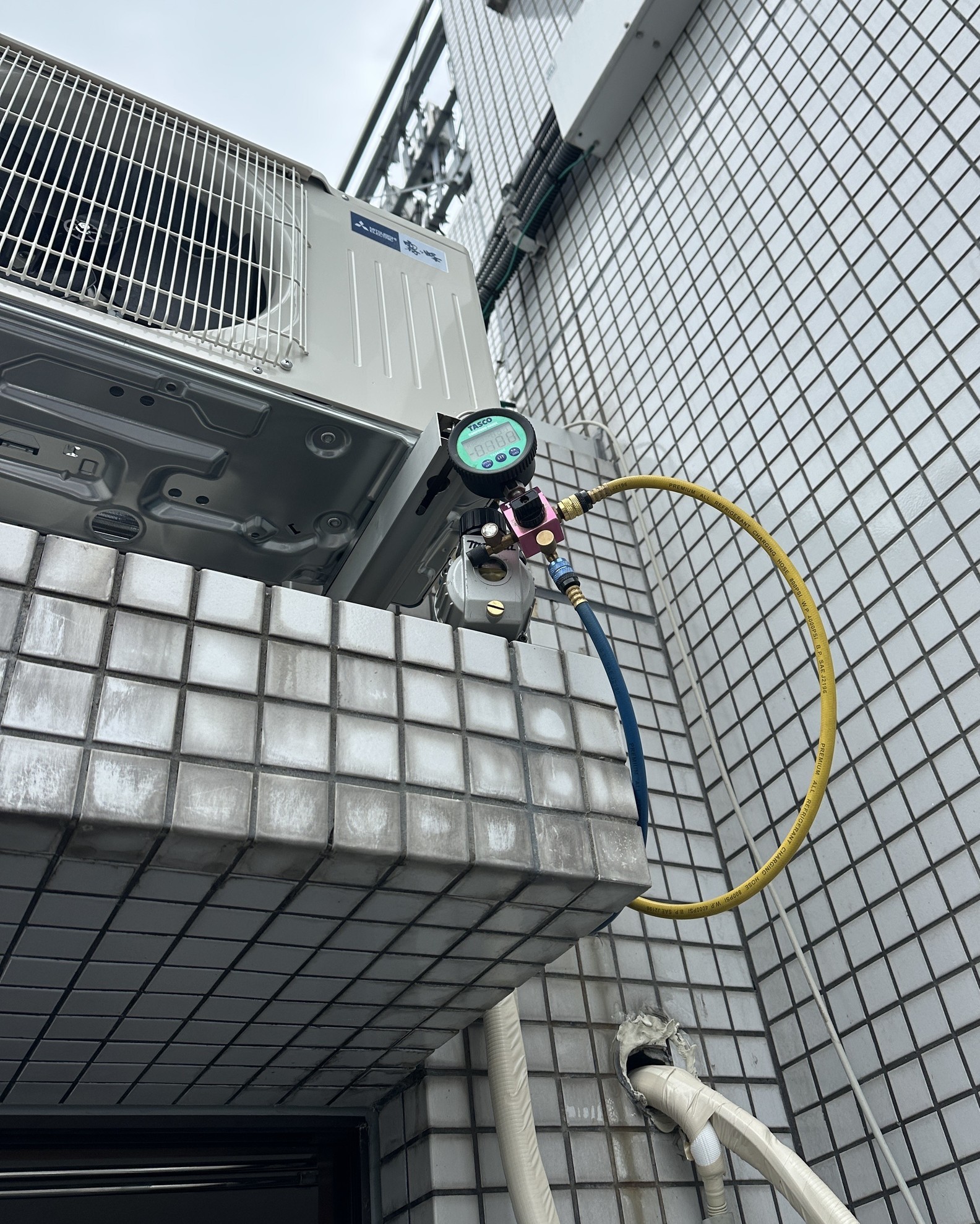 壁面架台の難所のエアコン取り付け|ロープアクセス工法でで室外機荷揚げ