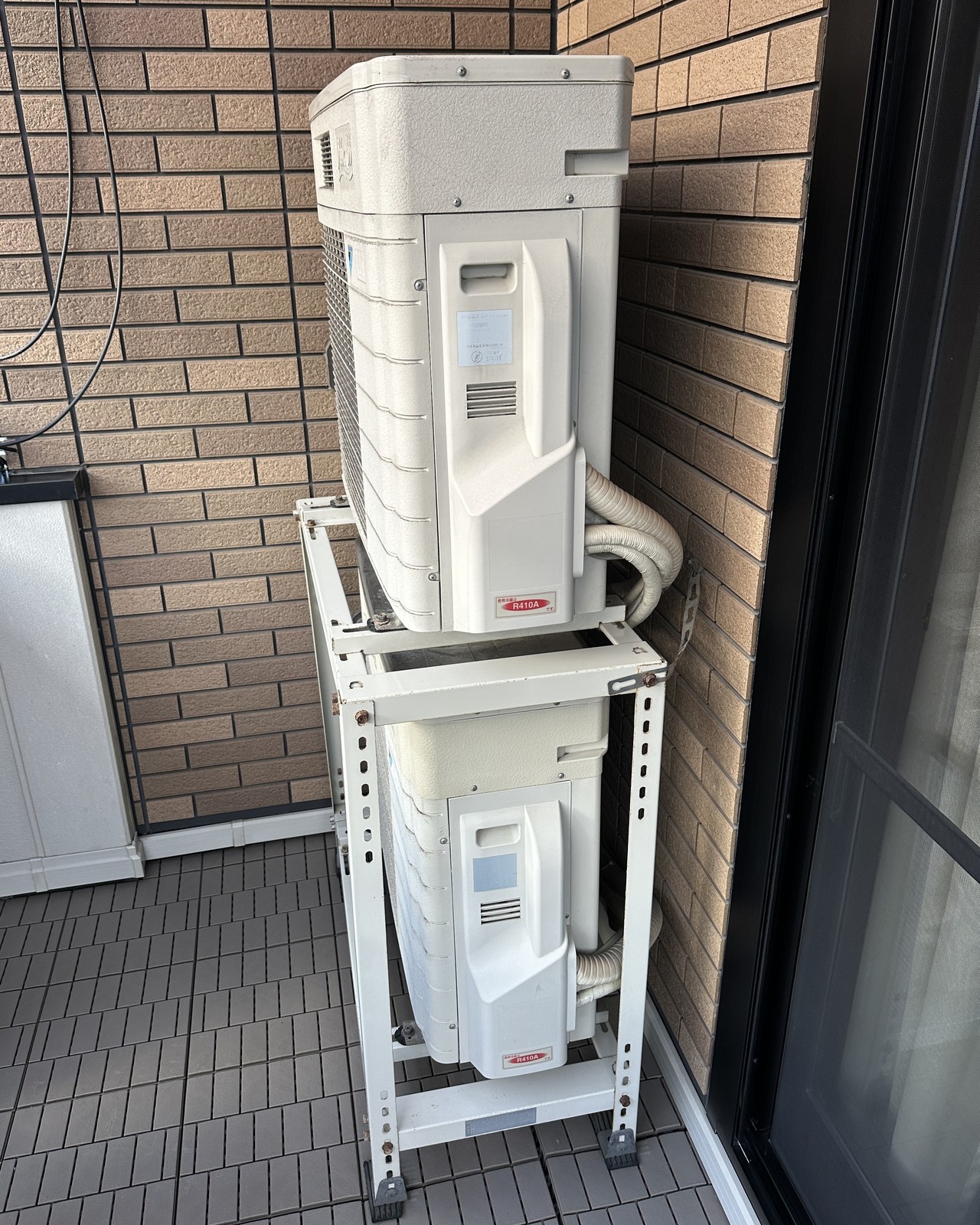 2段置き架台のうるるさららの隠ぺい配管のエアコン入れ替え