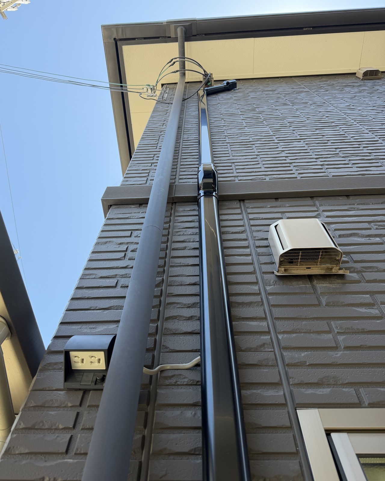 大津市｜2階アパートの室外機の専用カゴのエアコンの取り付け