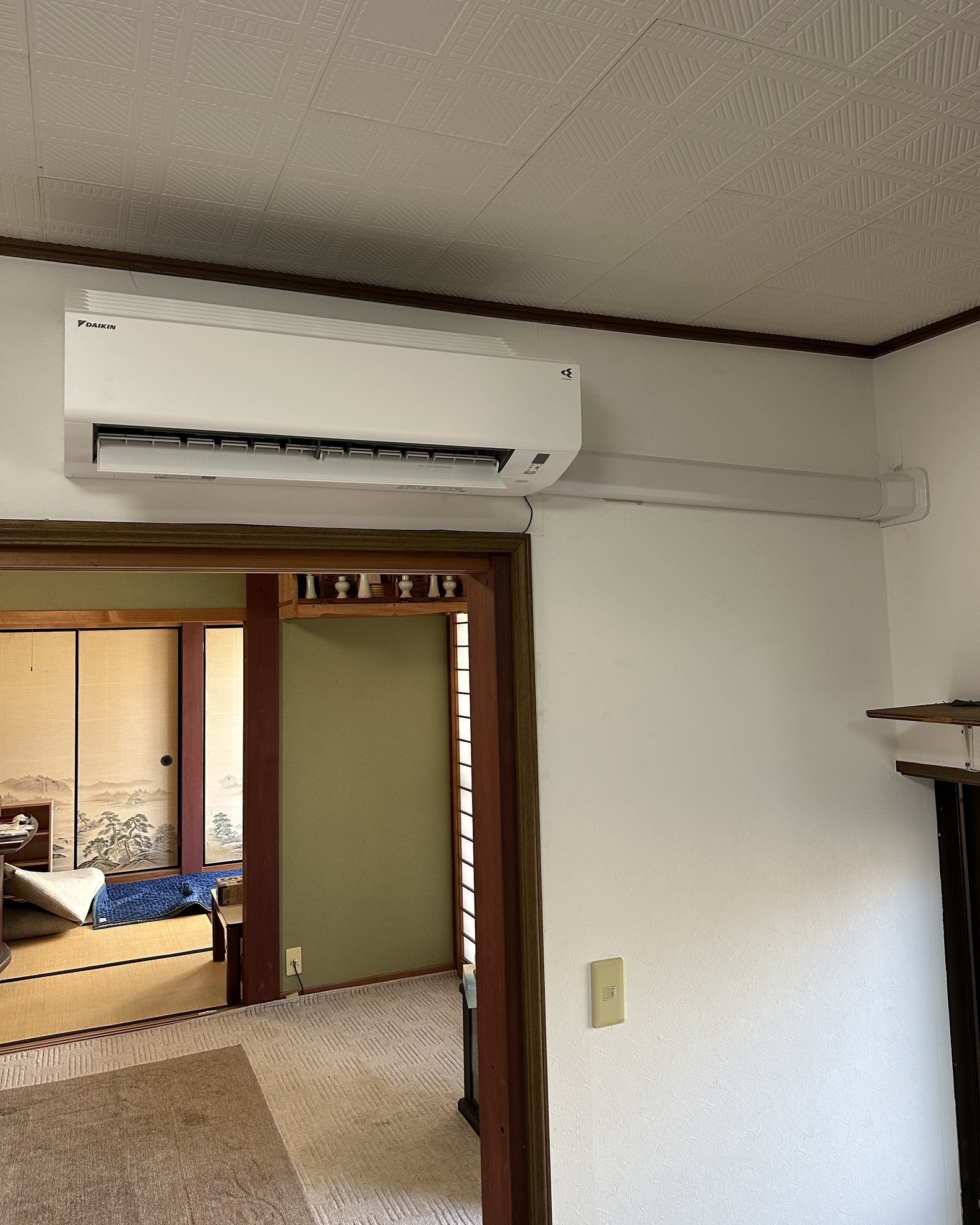 【大津市】日本家屋の台所の屋内化粧カバーのエアコン取り付け｜光回線有り