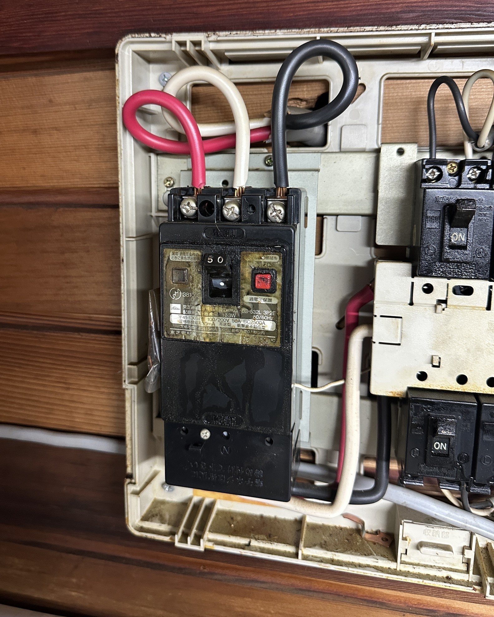 ログハウスのエアコンの専用回路と分電盤交換