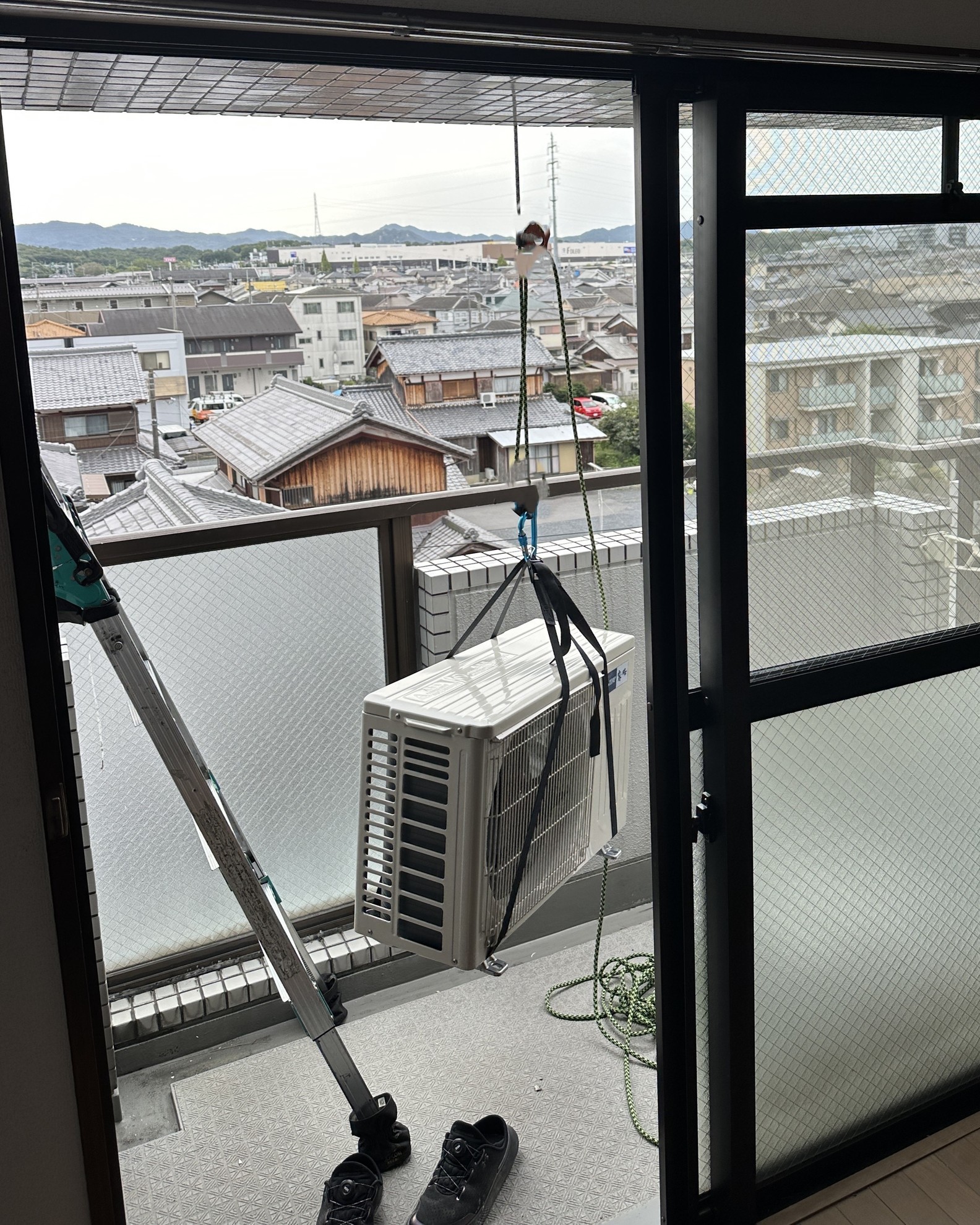 壁面架台の難所のエアコン取り付け｜ロープアクセス工法でで室外機荷揚げ