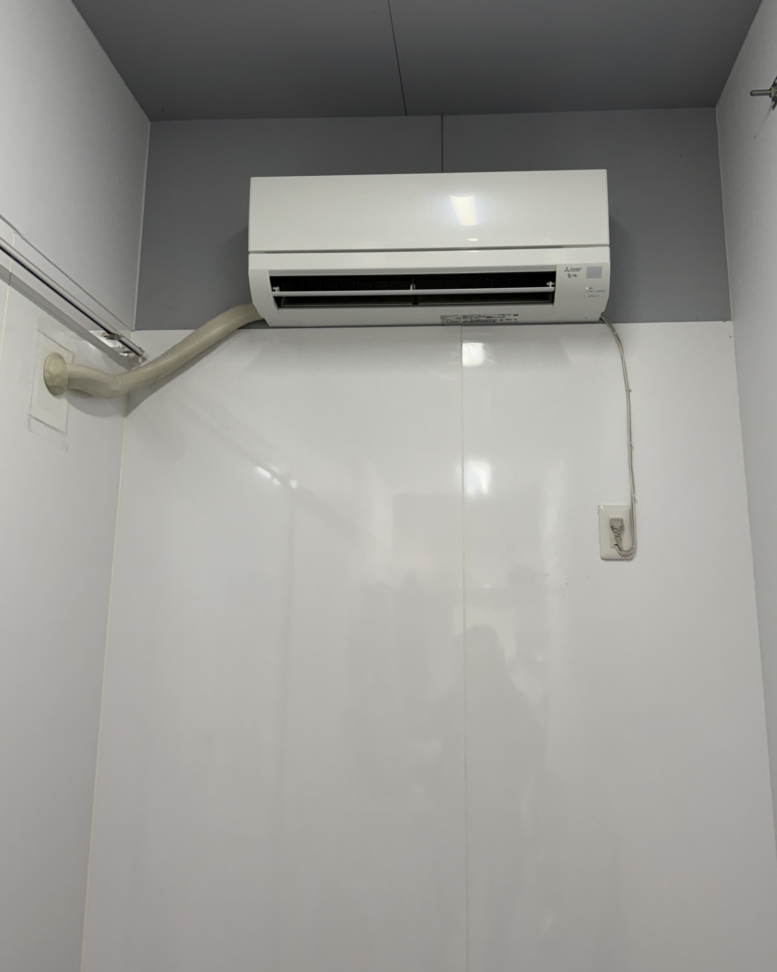 【草津市】店舗のエアコン新規取付工事｜換気扇の穴を再利用・専用回路対応
