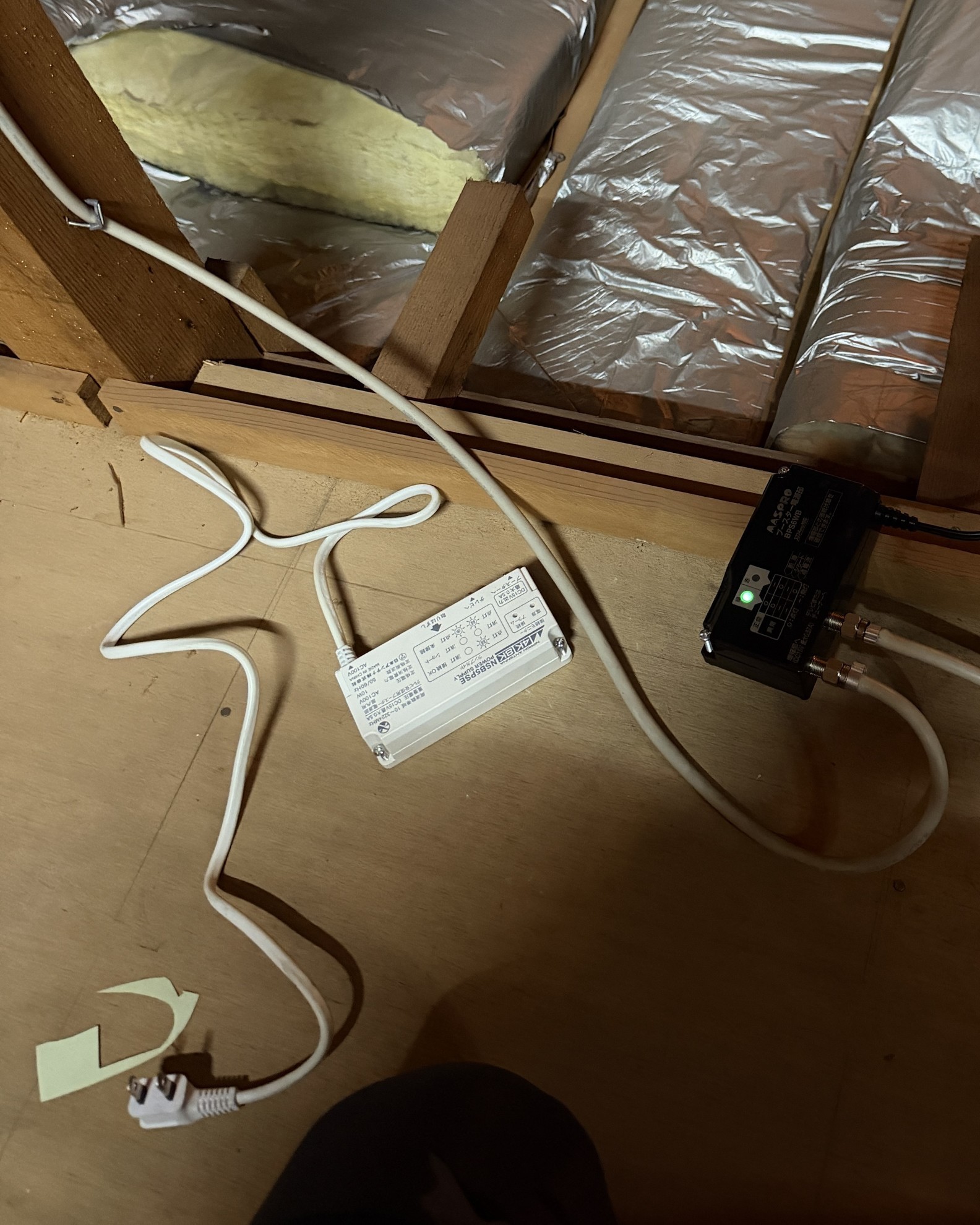 室内に設置したUHFブースター電源部